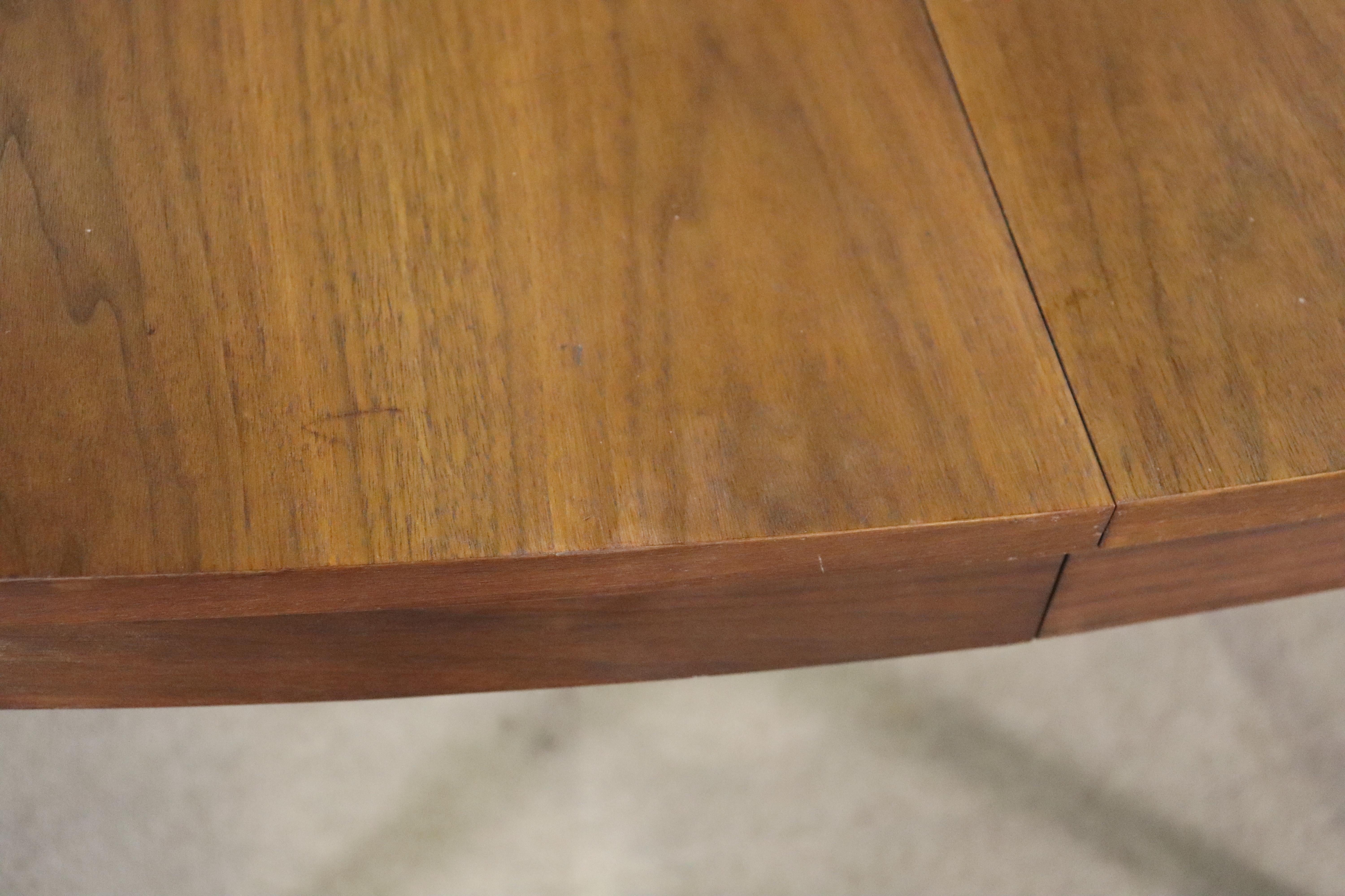 Mid-Century Dining Table with 3 leaves For Sale 5