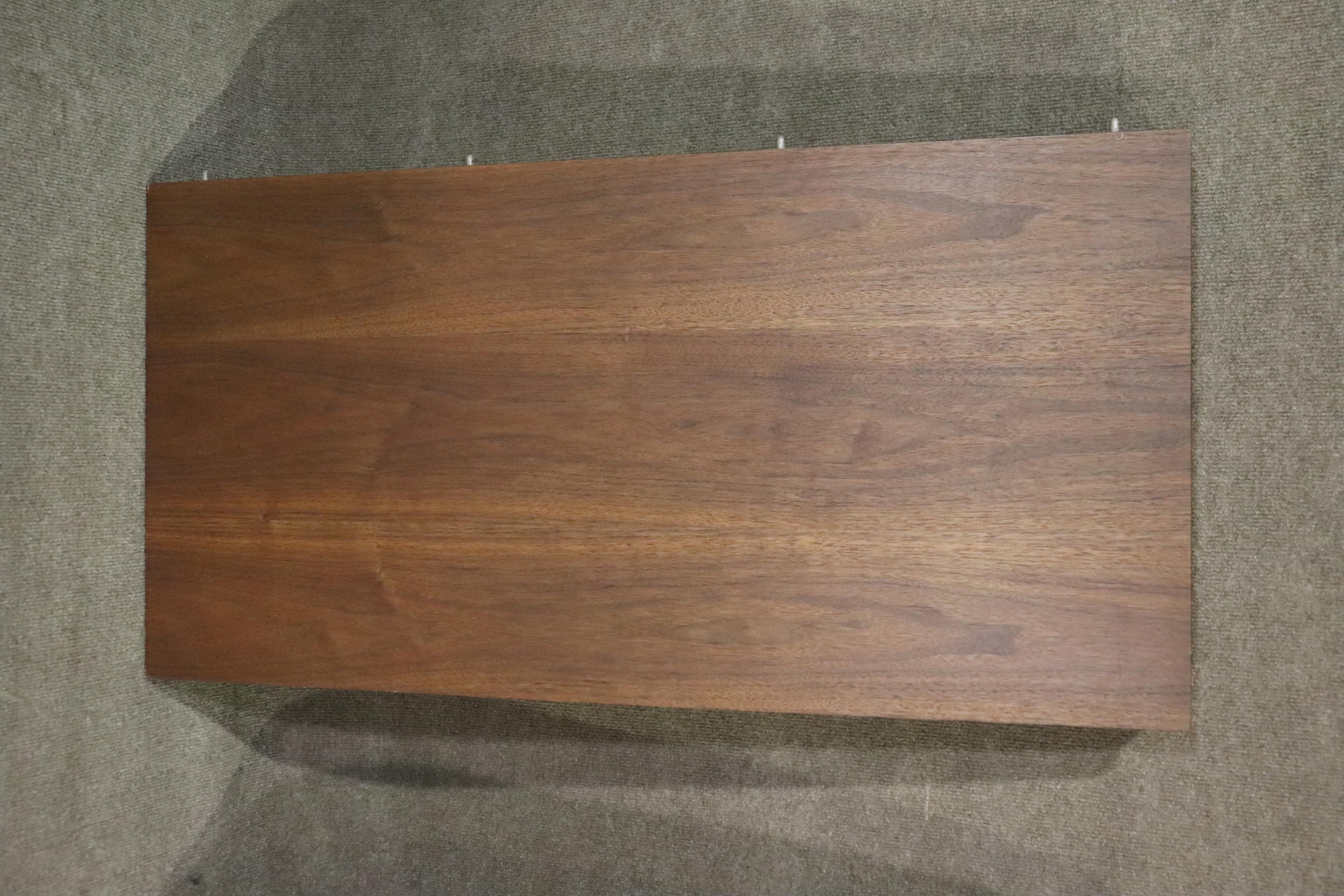 Mid-Century Dining Table with 3 leaves For Sale 3