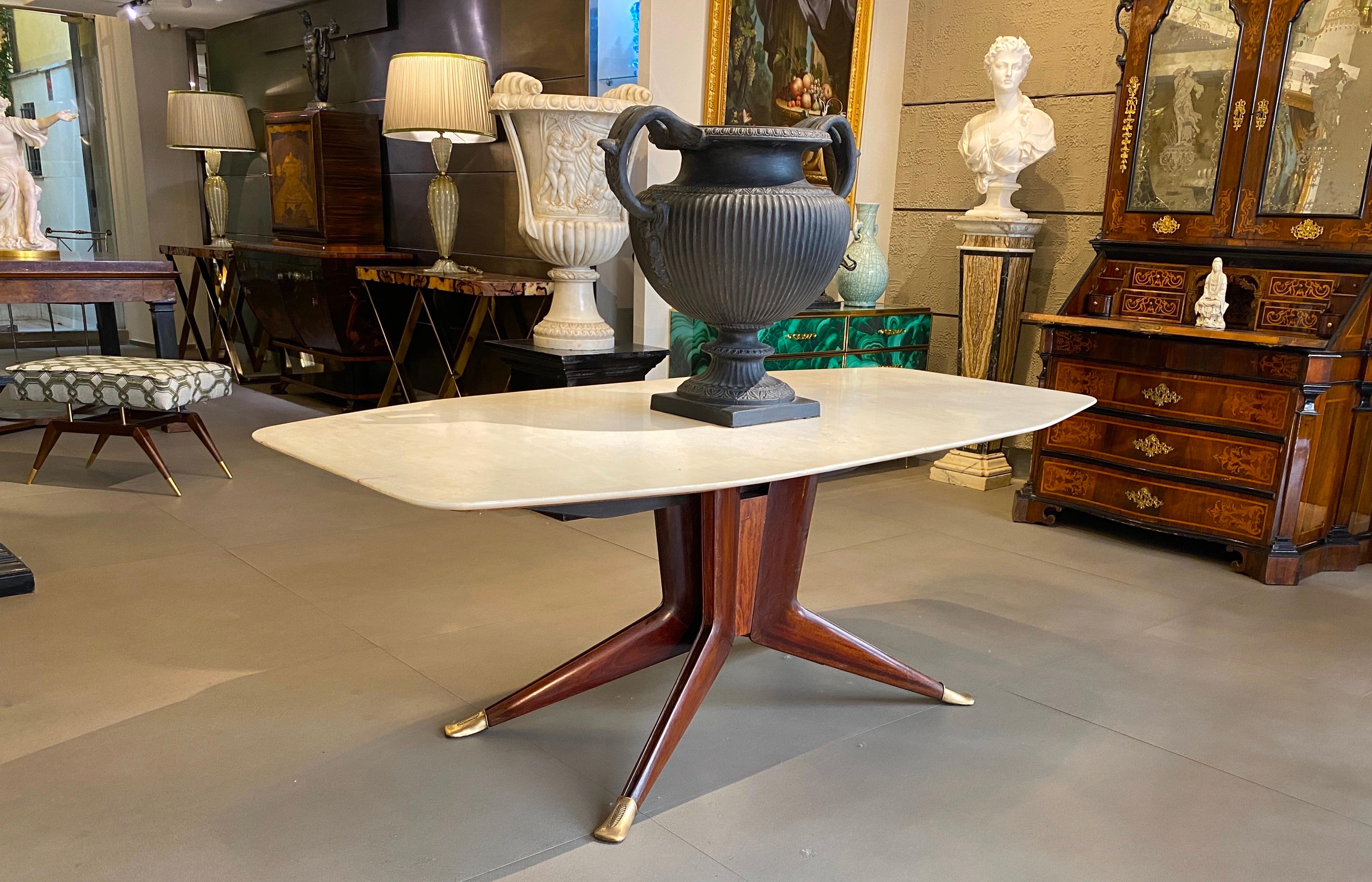 Llamativo  Mesa de mediados de siglo con forma octogonal  encimera de mármol blanco de Carrara.
Presenta un elegante  estructura de soporte modular esculpida de nogal .
 Desde la unión central  las patas se extienden hacia el suelo, acabadas con