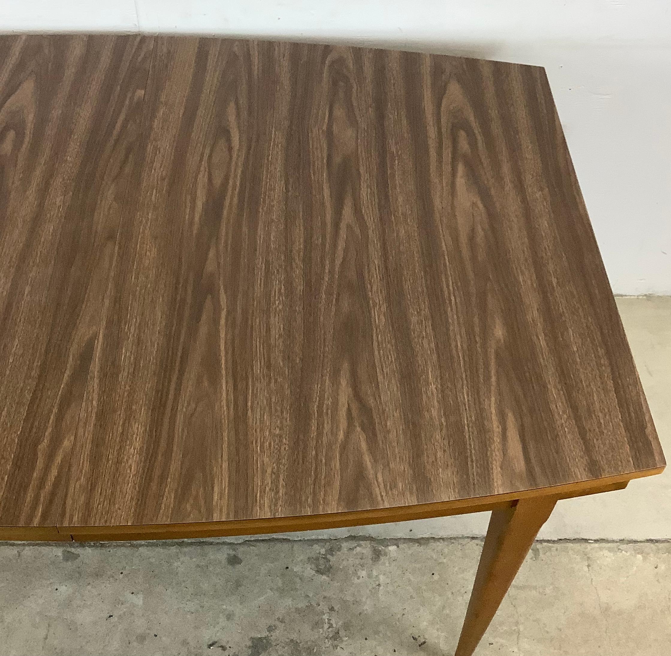 Mid-Century Dining Table With Leaf In Good Condition For Sale In Trenton, NJ