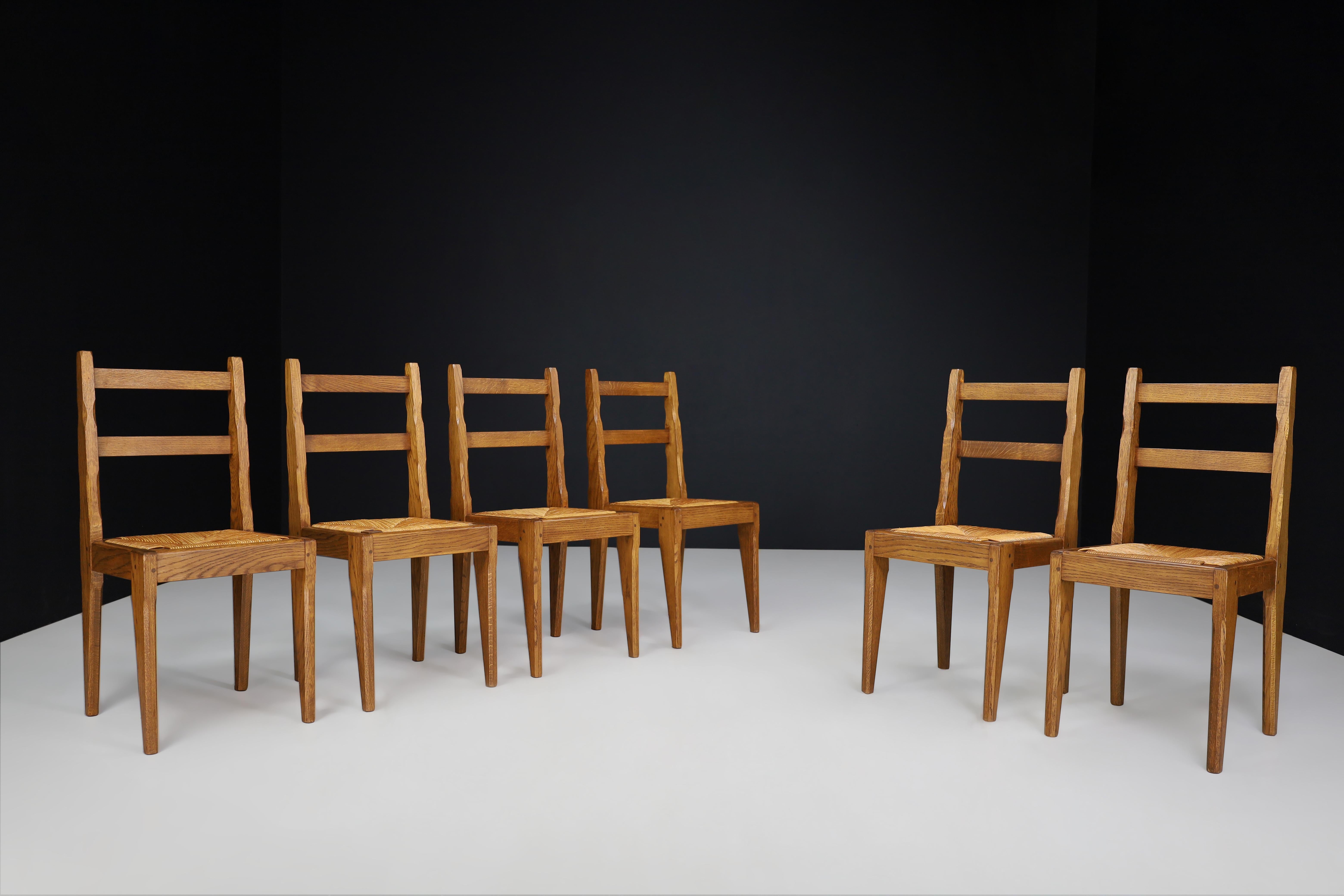 Dinning room chairs in oak and rush made in France 1960

This set of six dining room chairs from France in the 1960s is made of sturdy oakwood and rush. They are in excellent condition and have a warm color that will add elegance to any dining