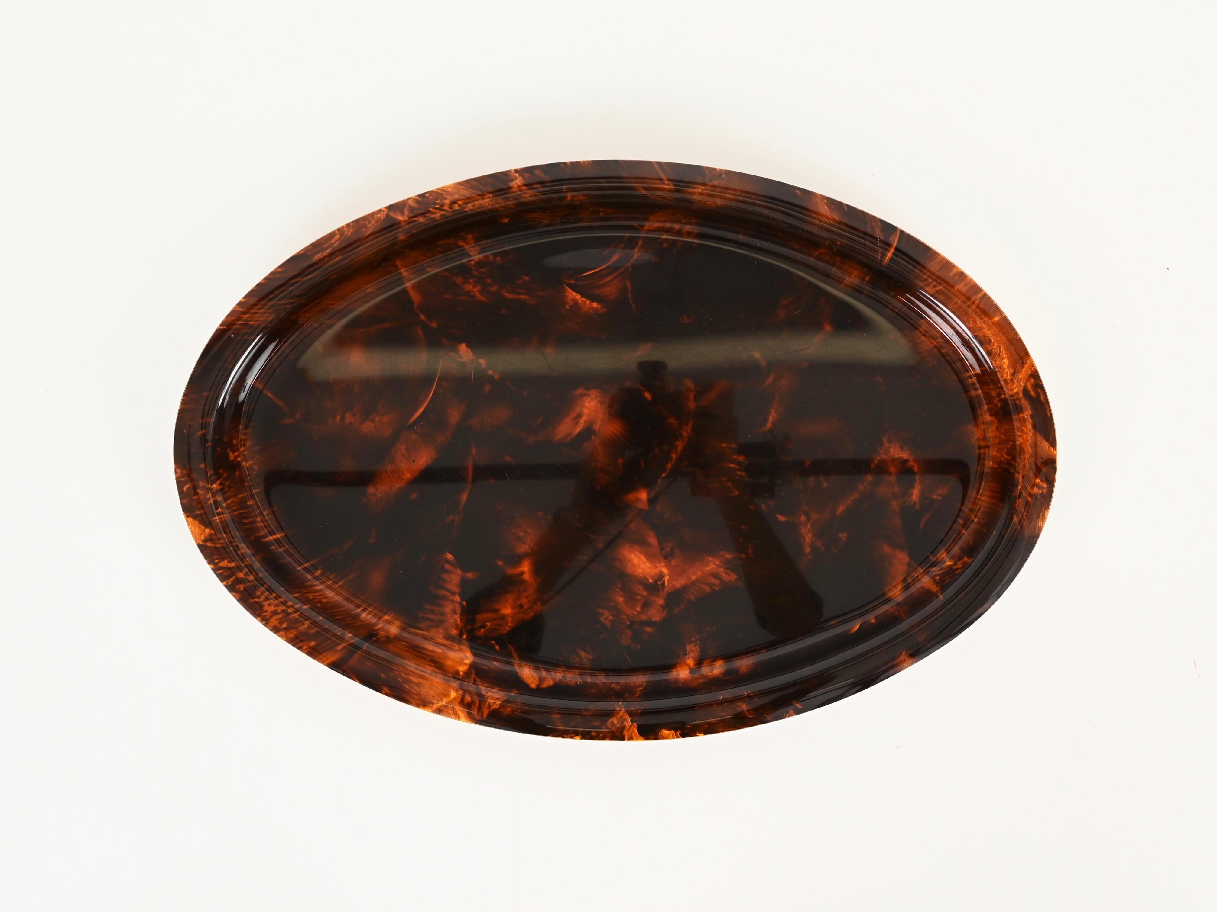 Mid-Century moderno Vassoio da portata ovale Dior di metà secolo in lucite effetto tartaruga, Italia anni '70 in vendita