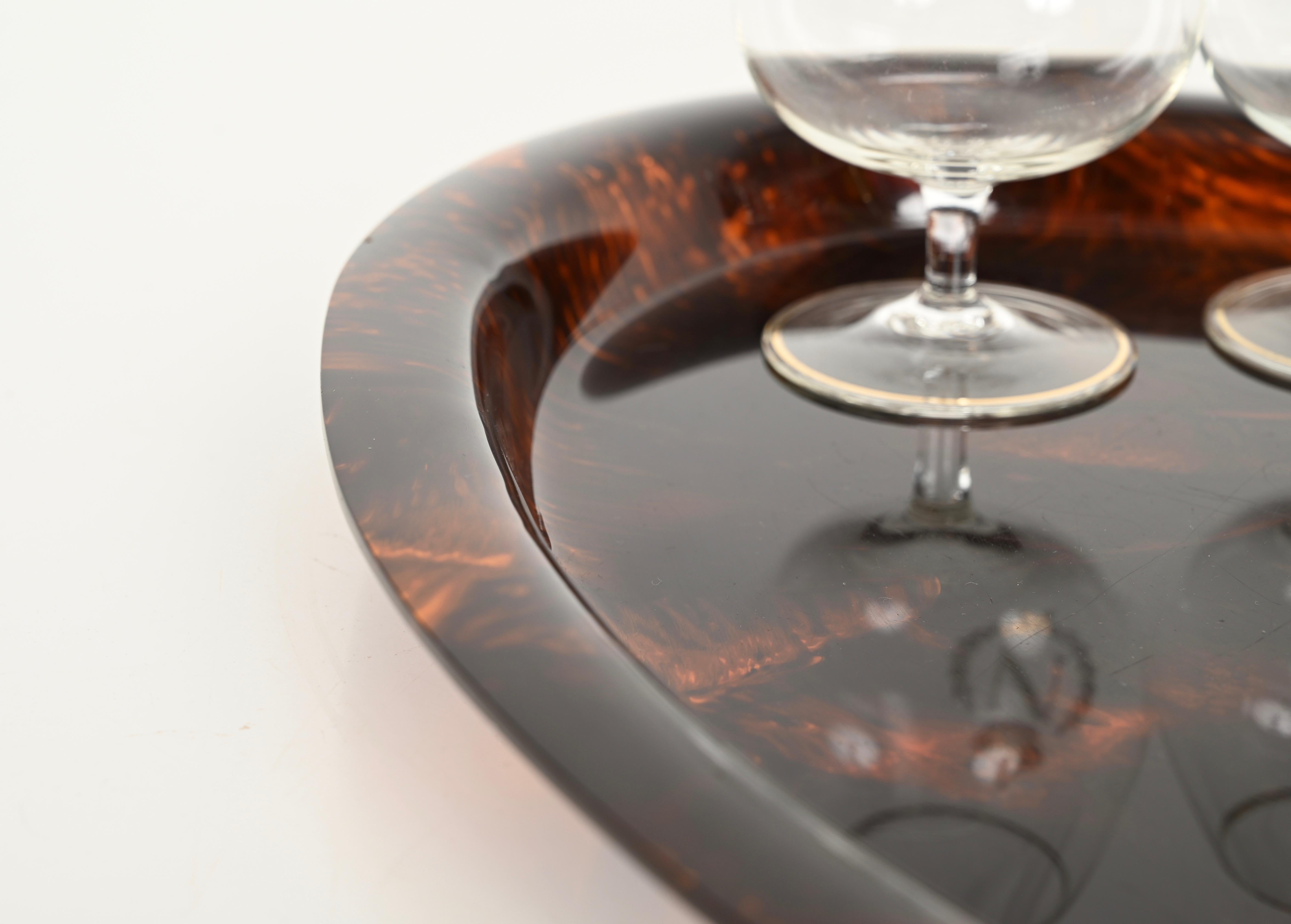 Fatto a mano Vassoio da portata ovale Dior di metà secolo in lucite effetto tartaruga, Italia anni '70 in vendita