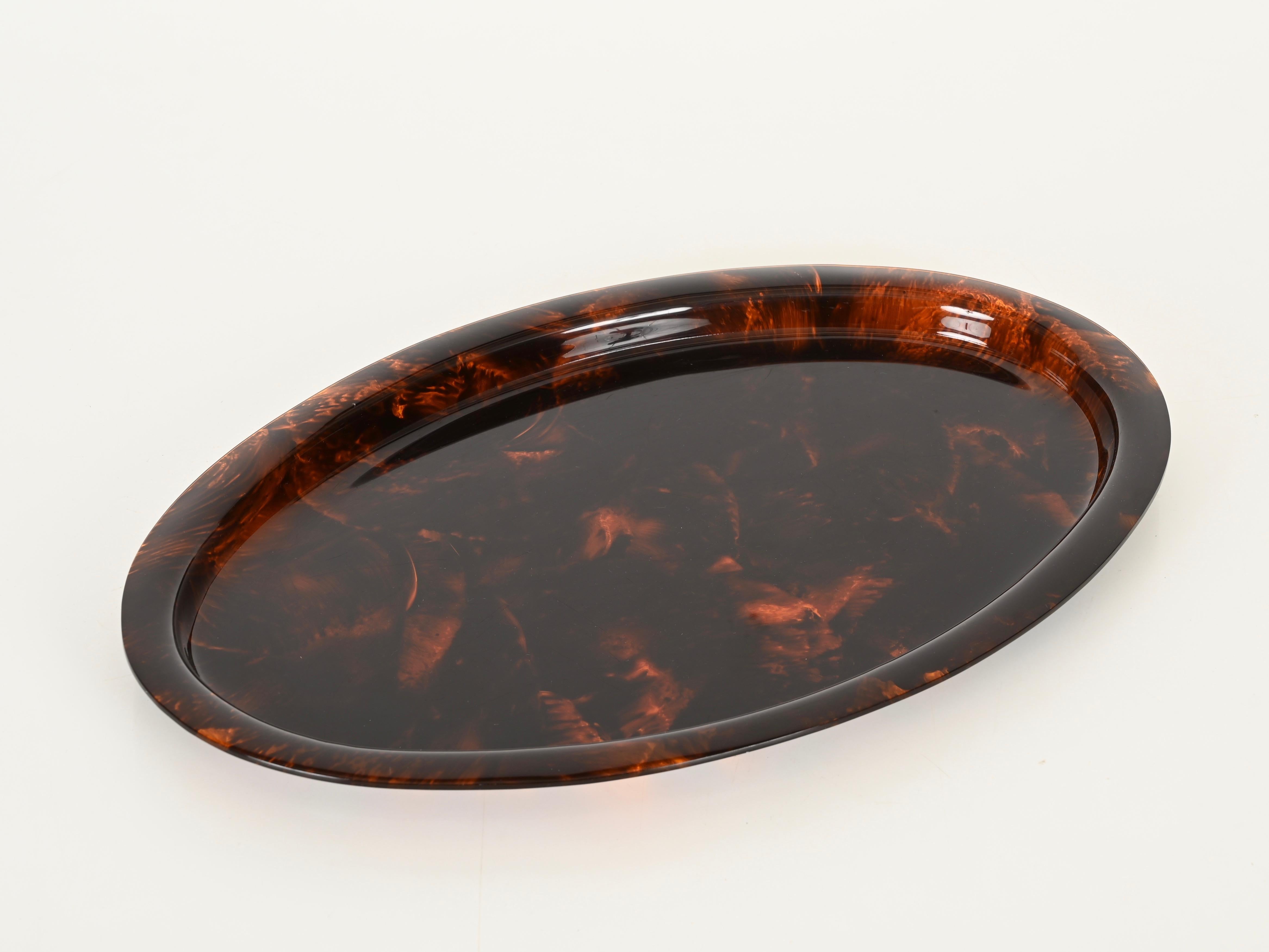 Vassoio da portata ovale Dior di metà secolo in lucite effetto tartaruga, Italia anni '70 In condizioni buone in vendita a Roma, IT