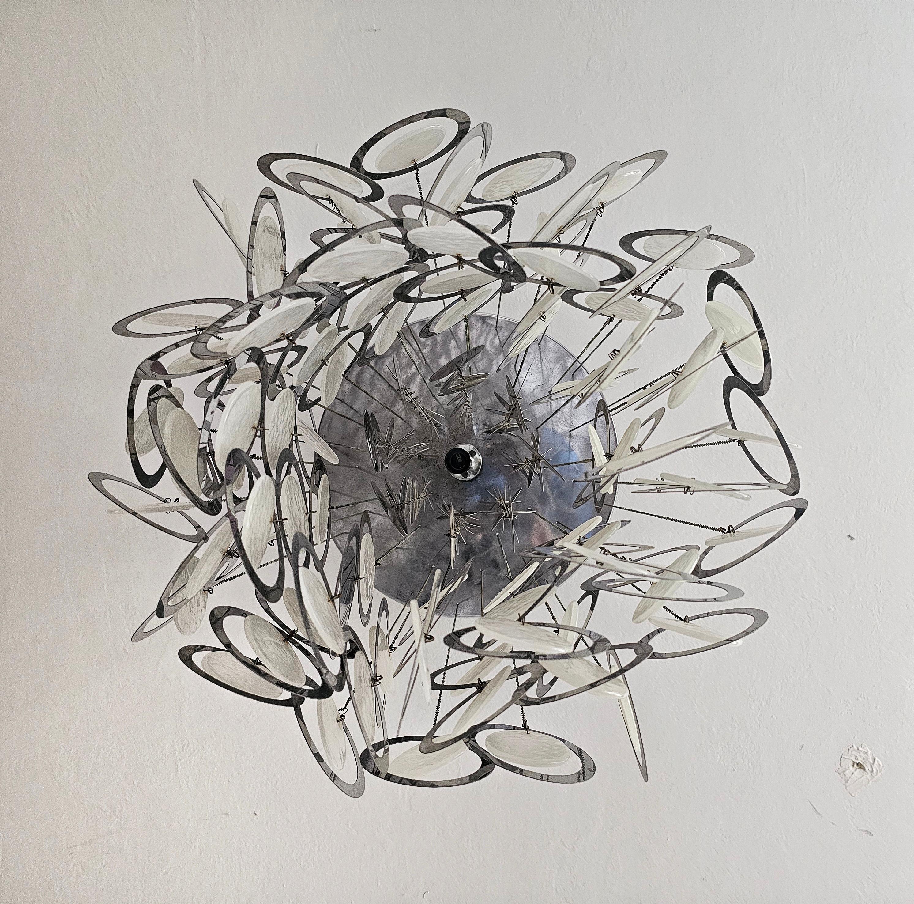 Mid Century Disc Chandelier von Gino Vistosi aus Chrom und weißem Murano-Glas (Ende des 20. Jahrhunderts) im Angebot