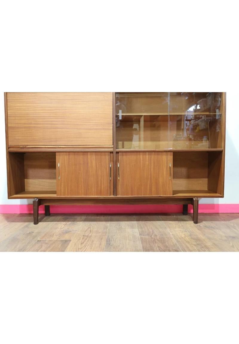 Mid Century Display Cabinet Bar Cart by Beaver and Tapley Danish Style In Good Condition In Los Angeles, CA