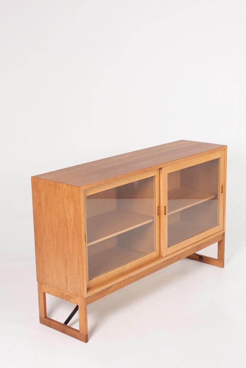 Low vitrine in oak with adjustable shelves. Designed by Danish architect Børge Mogensen for Karl Andersson cabinetmakers. Made in Sweden in the 1960s. Great original condition.