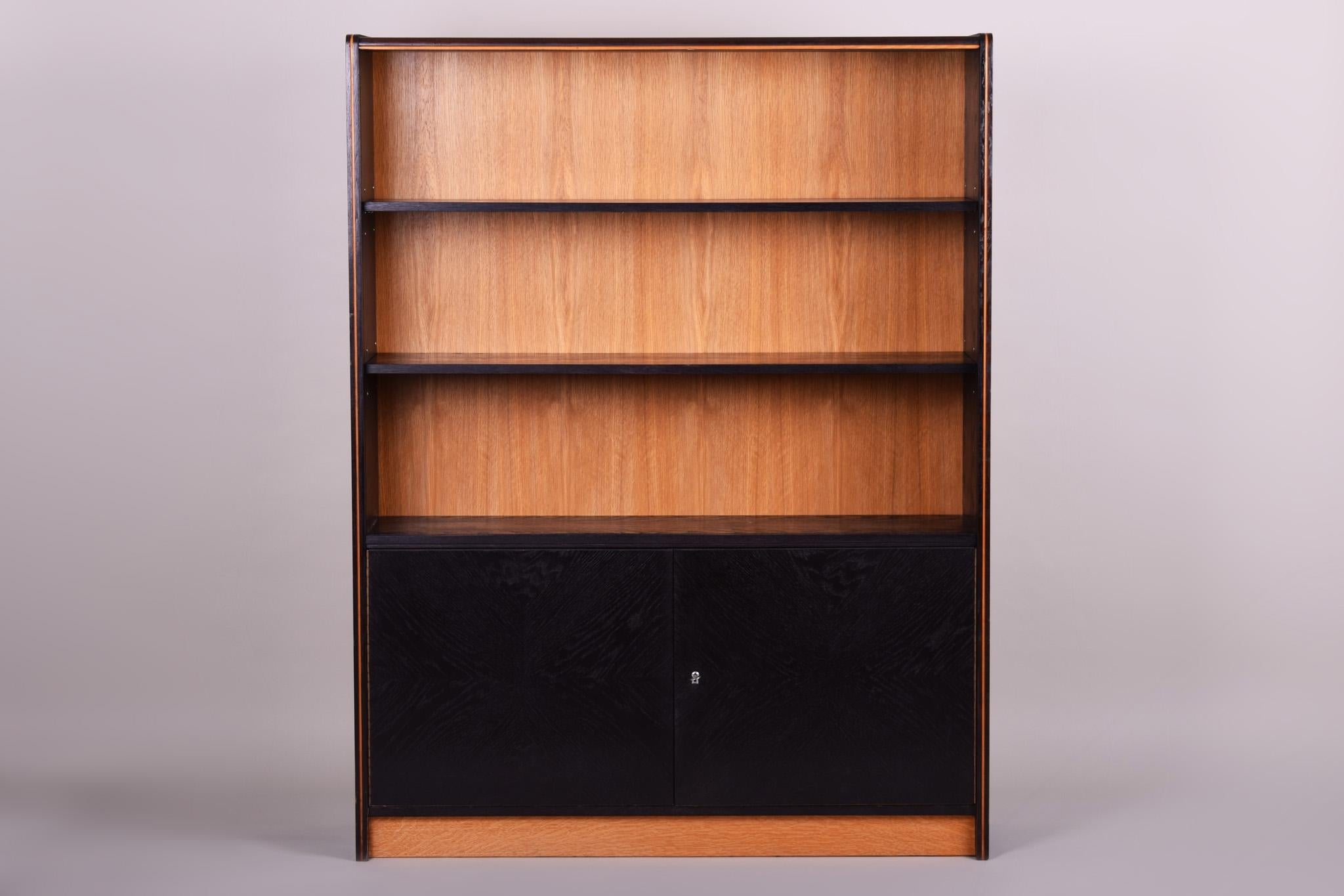 20th century mid-century display cabinet
Material: oak.