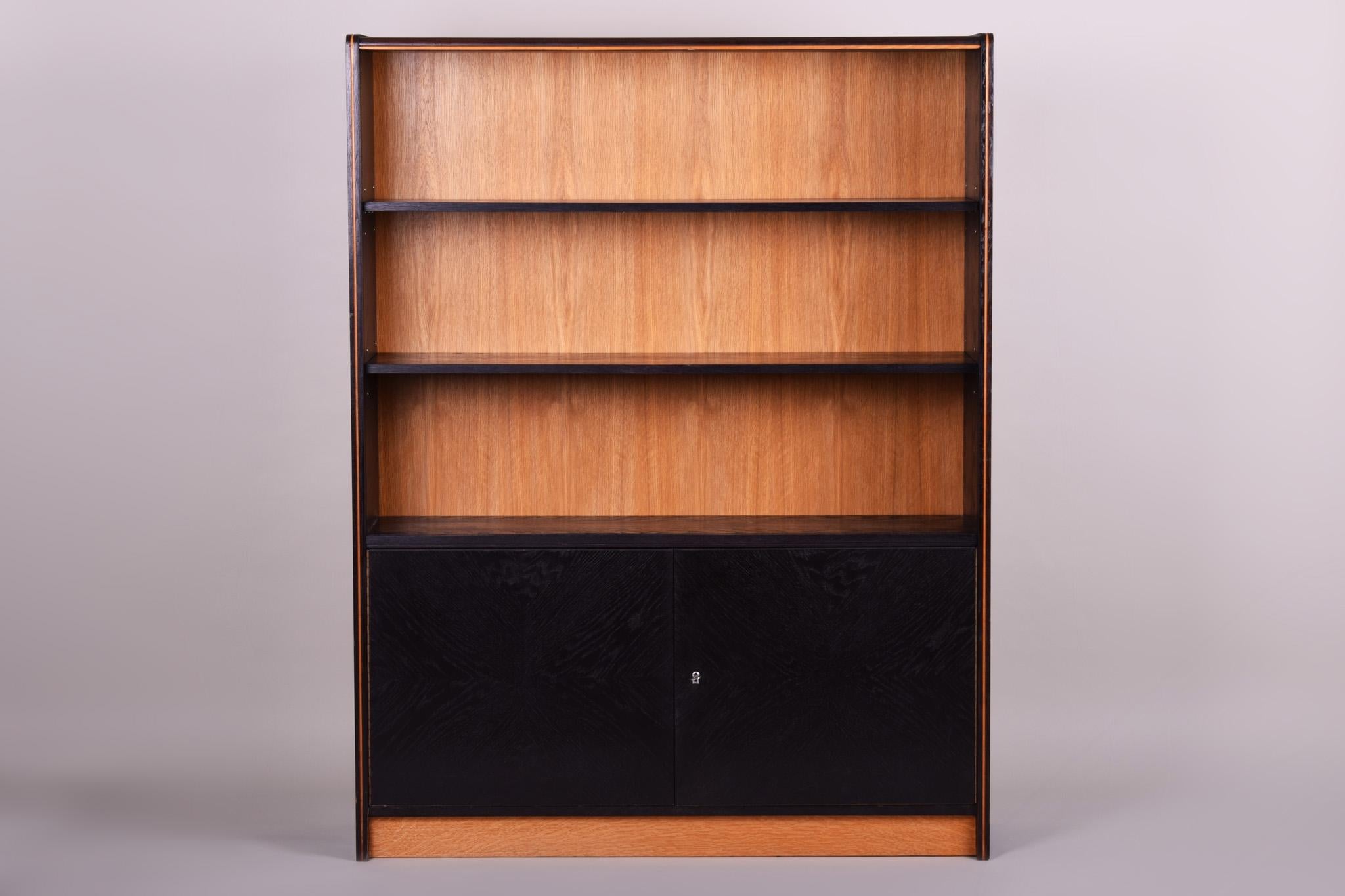 Vetrina del XX secolo
Materiale: Oak.