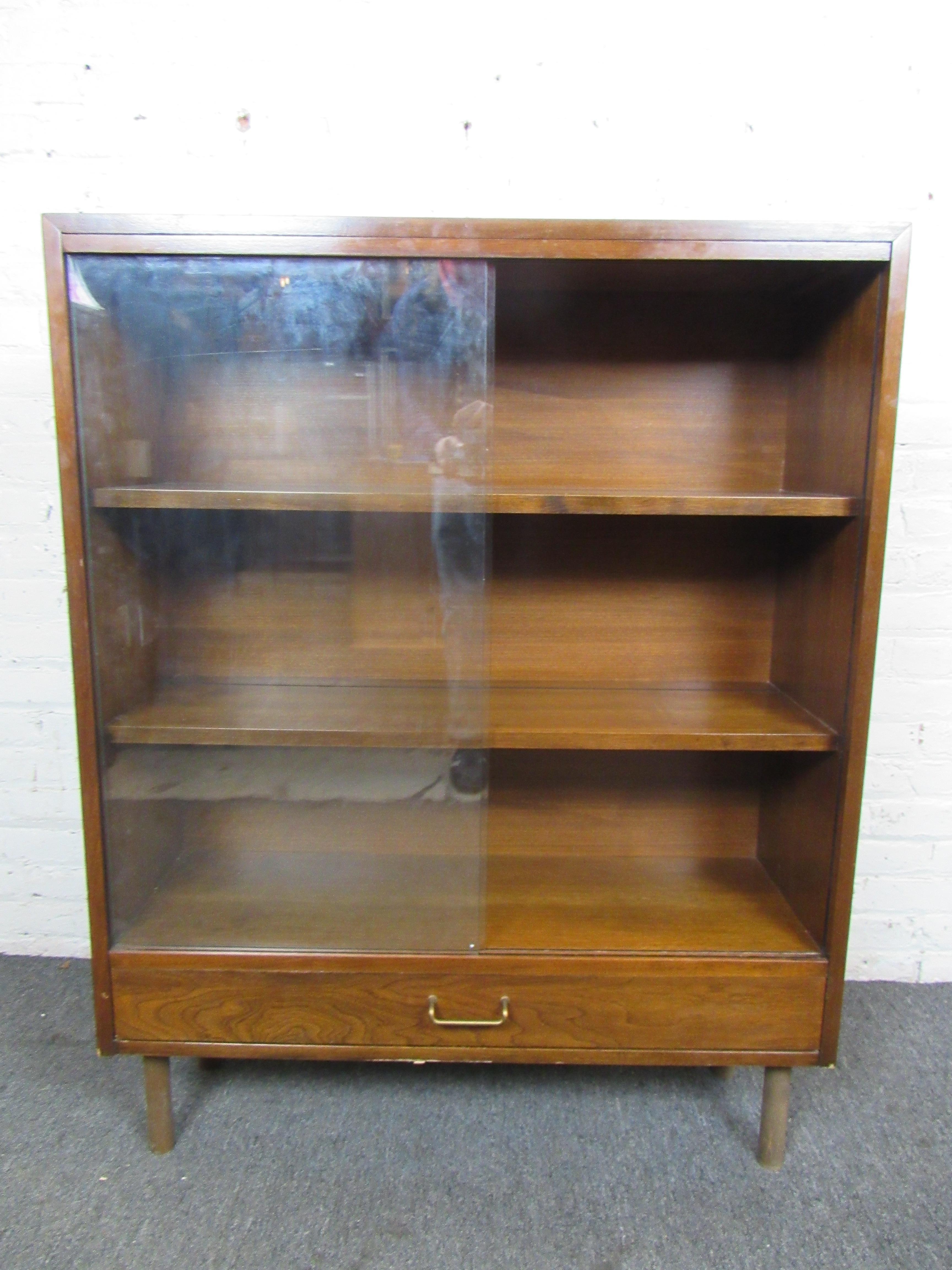 Mid-Century Display Case Cabinet by Martinsville In Good Condition In Brooklyn, NY