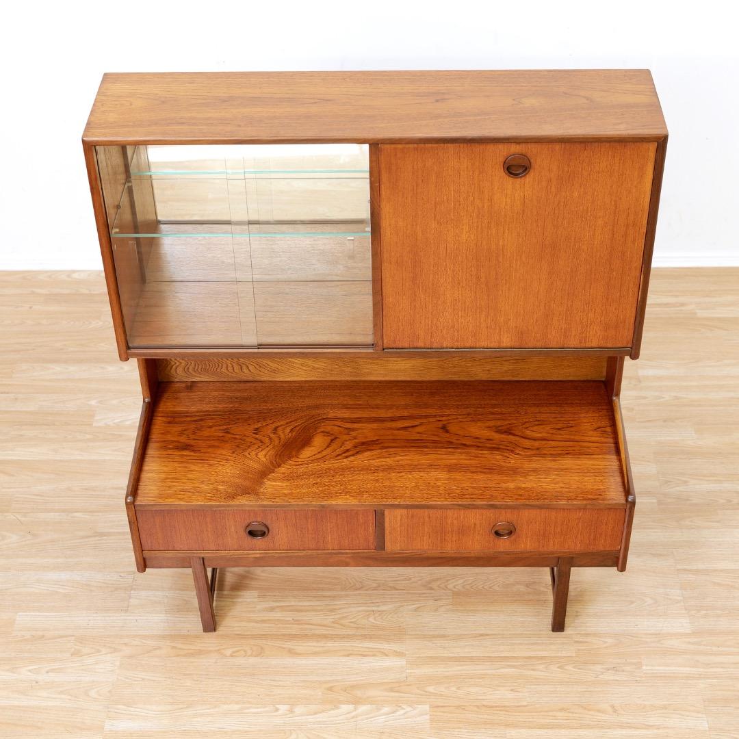 Britannico Mid Century Display China Cabinet by Turnidge of London in vendita