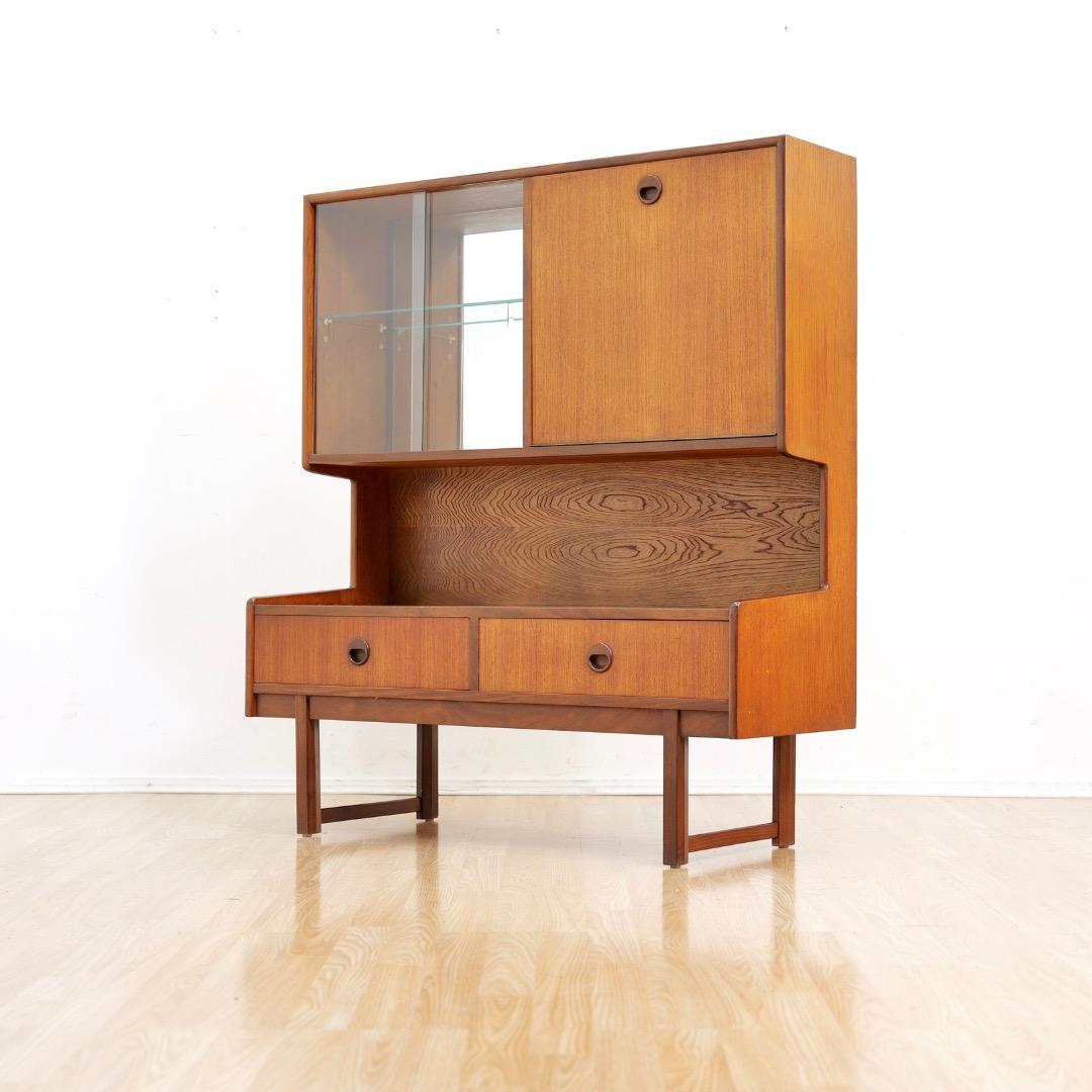 Mid Century Display China Cabinet by Turnidge of London In condizioni buone in vendita a Los Angeles, CA