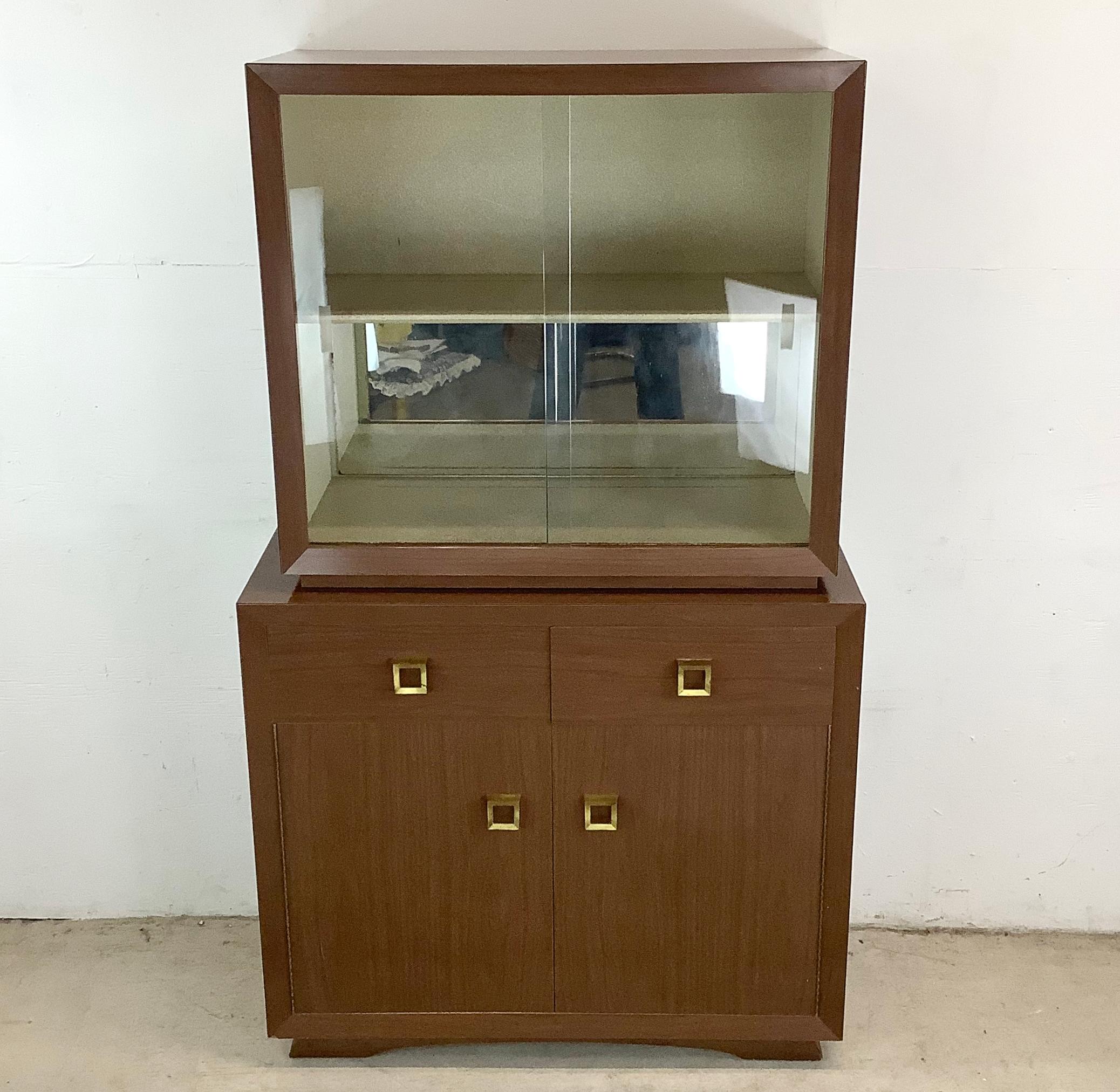 Intelligente, elegante e piena di fascino vintage, questa credenza di metà secolo combina il meglio dell'esposizione e dello stoccaggio in un unico pezzo compatto. Progettato con un caratteristico layout a più livelli, presenta un mobile superiore