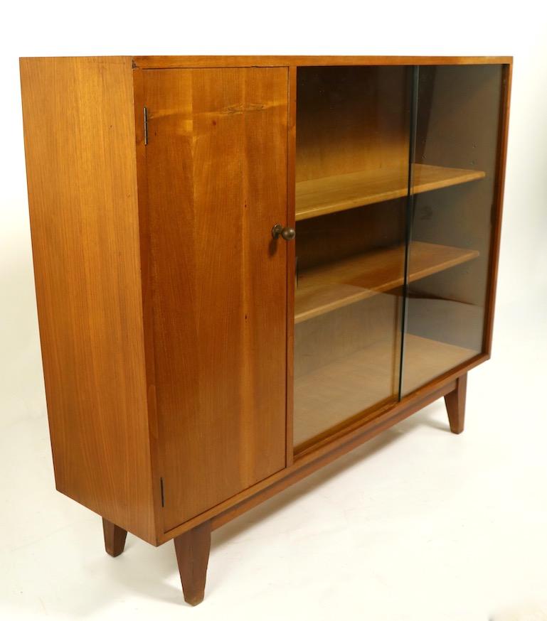 Mid Century Display Vitrine Cabinet by Gimson Slater In Good Condition In New York, NY