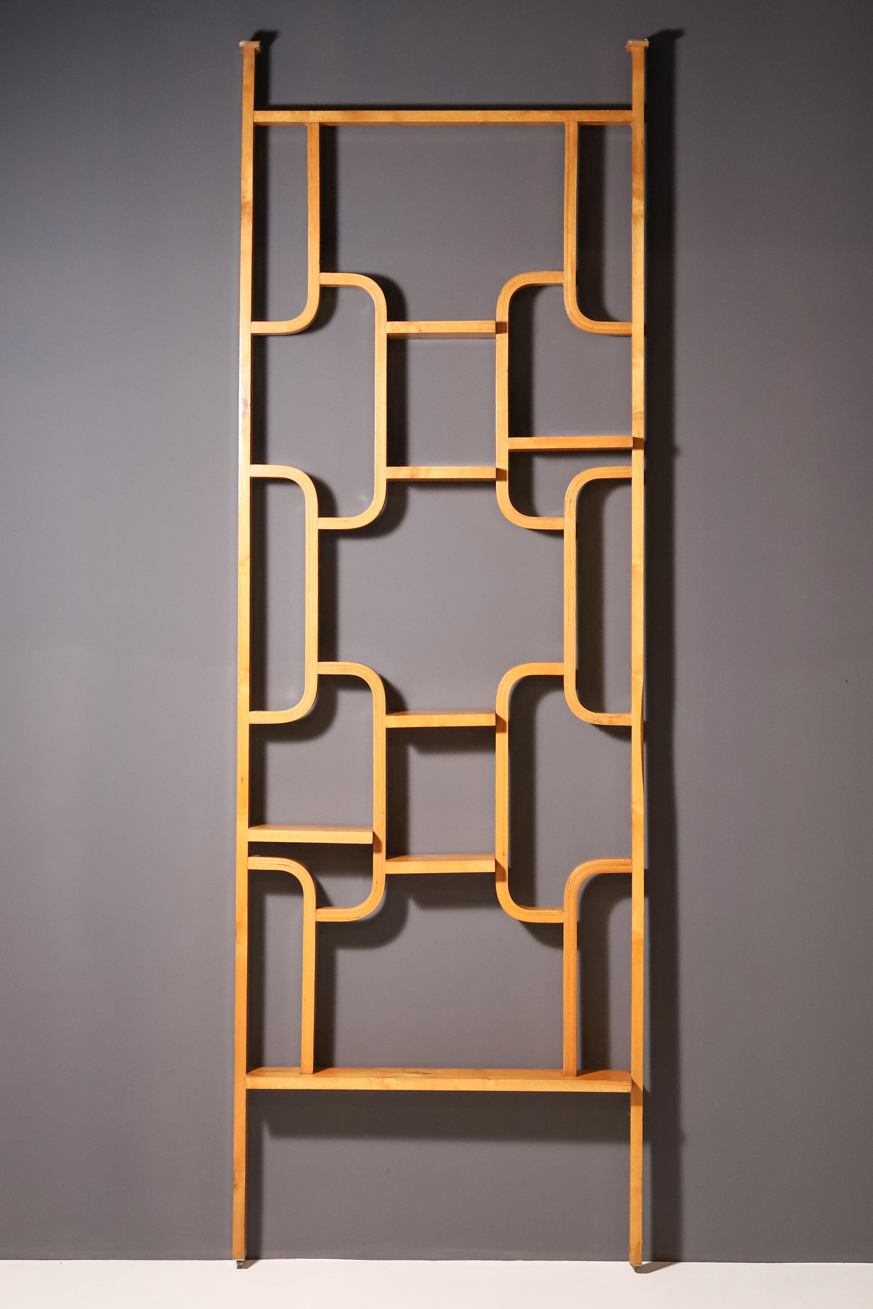 Questo divisorio (Claustra) è stato originariamente progettato da Ludvik Volak per Drevopodnik Holesov, nell'ex Cecoslovacchia, nel 1970.

Realizzati in compensato curvato di faggio, presentano motivi geometrici. Un modello del muro di fiori di