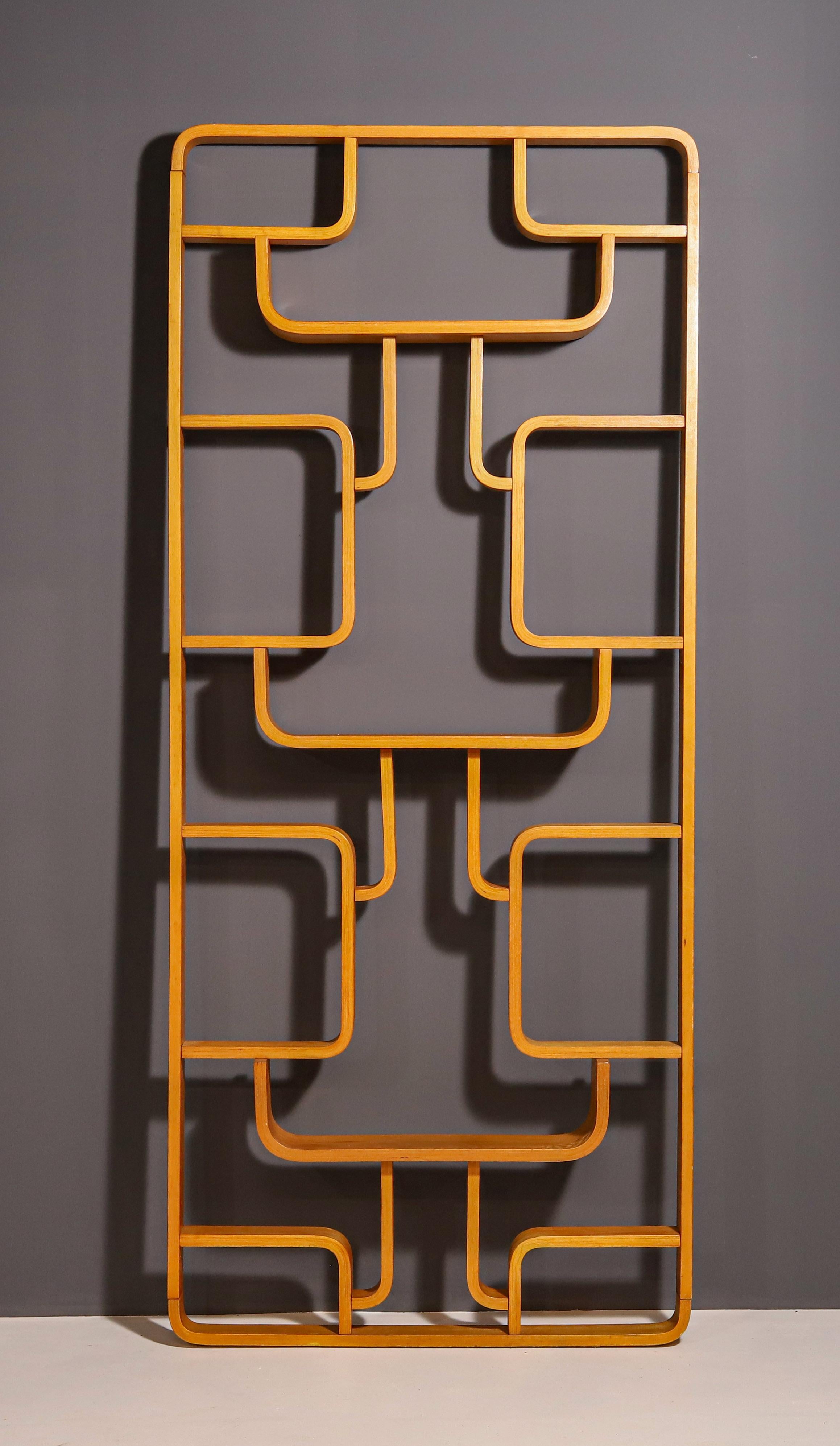 Questo divisorio (Claustra) è stato originariamente progettato da Ludvik Volak per Drevopodnik Holesov, nell'ex Cecoslovacchia, nel 1970.

Realizzati in compensato curvato di faggio, presentano motivi geometrici.

In ottime condizioni, presenta