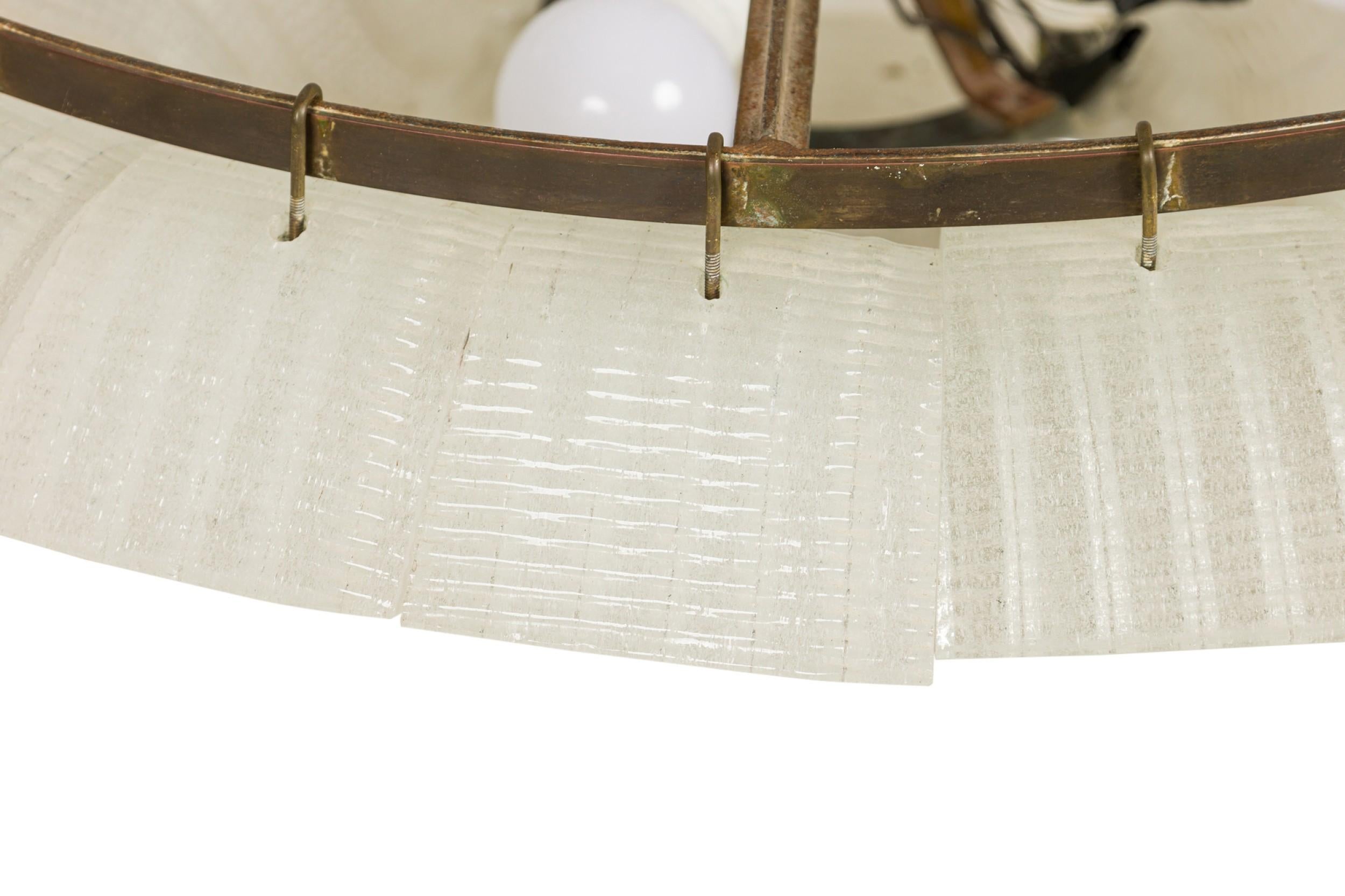 Lampadario a cupola di metà secolo in vetro smerigliato e testurizzato in vendita 2