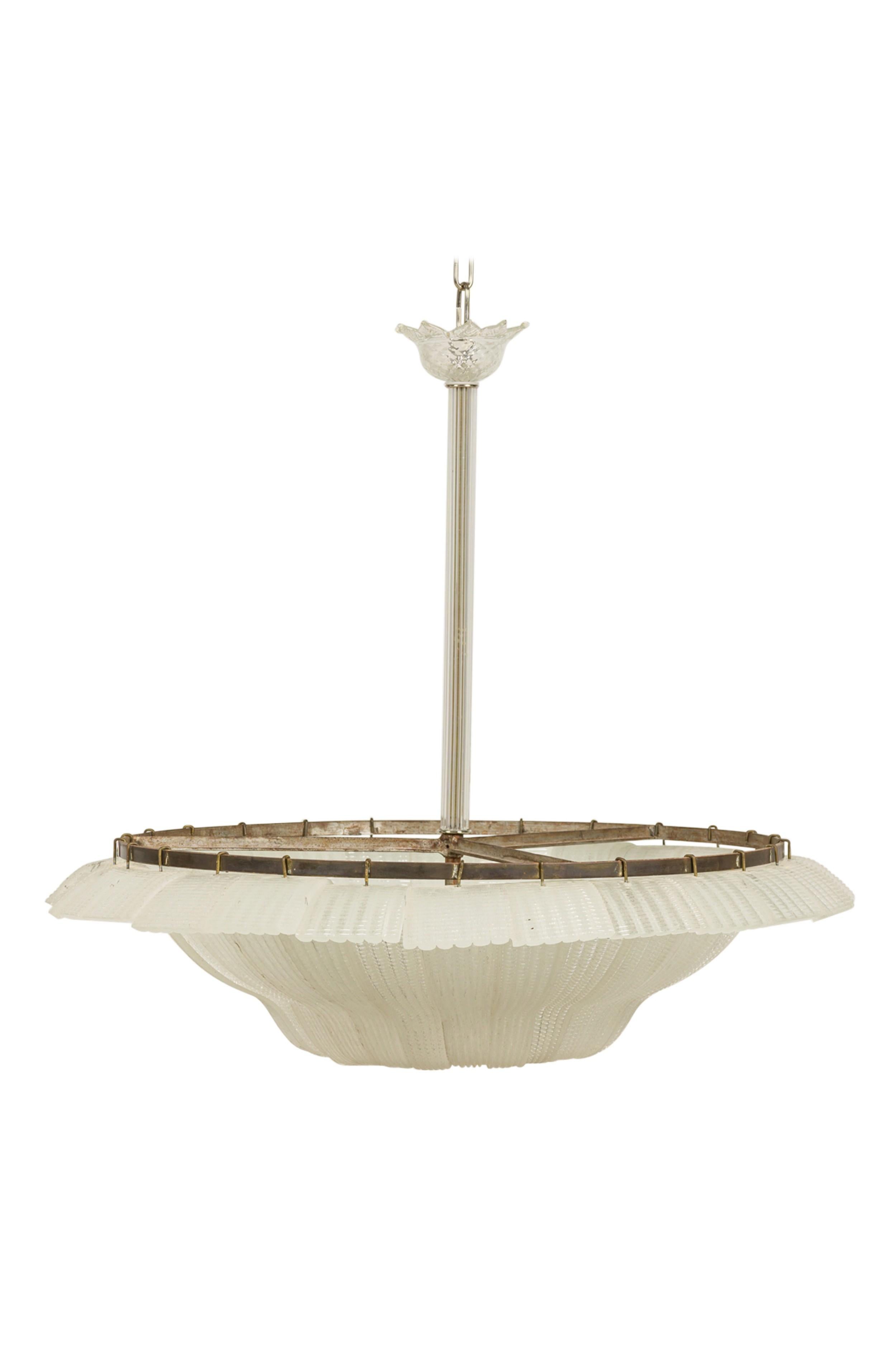Lampadario rotondo di metà secolo (forse scandinavo) con pannelli in vetro smerigliato testurizzato a più colori che formano un fondo a cupola con un bordo superiore dal design smerlato sospeso da una colonna centrale.

32 pollici da un lato