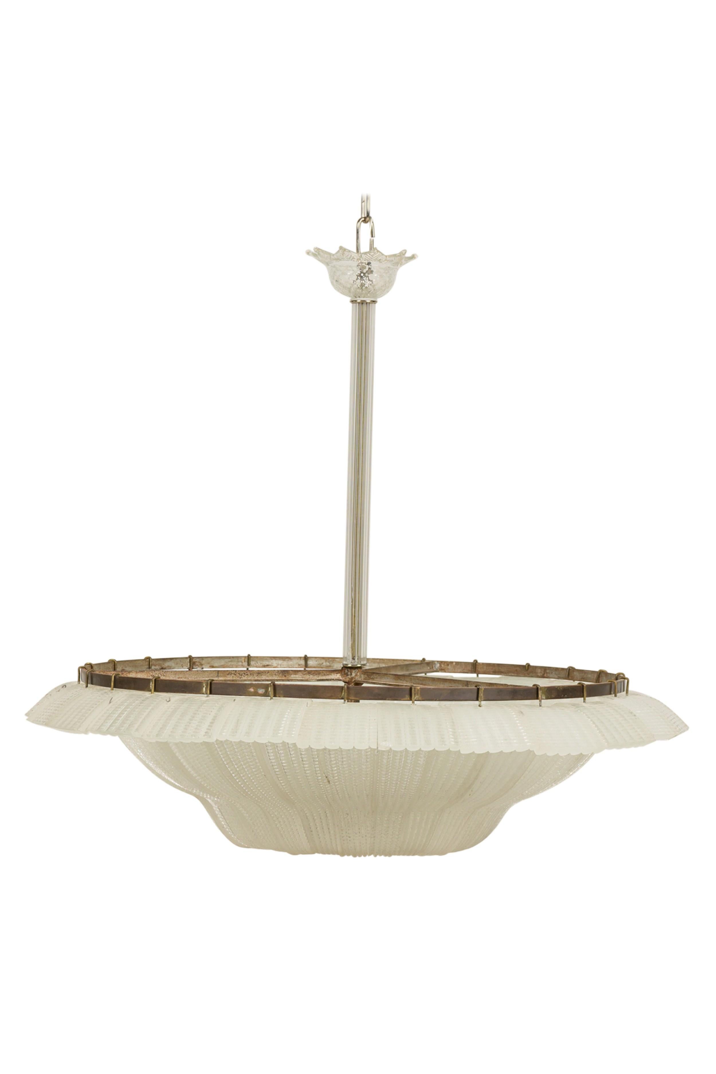 Mid-Century moderno Lampadario a cupola di metà secolo in vetro smerigliato e testurizzato in vendita