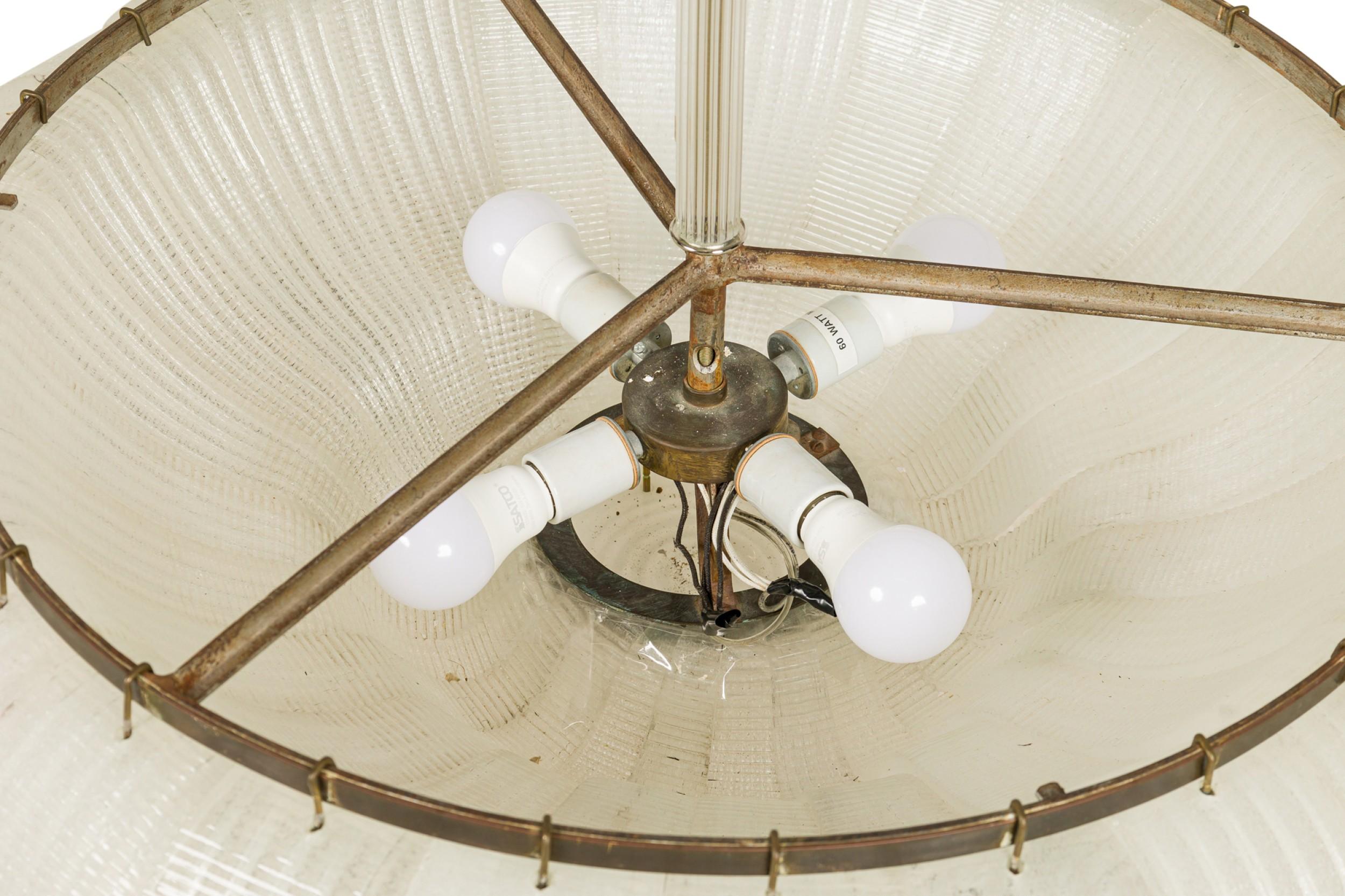 Vetro Lampadario a cupola di metà secolo in vetro smerigliato e testurizzato in vendita