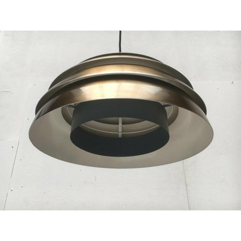 Lamellen Dome Pendelleuchte von Hans-Agne Jakobsson, Markaryd nach einem Entwurf von Hans-Agne Jakobsson.

Die Lamellen lenken das Licht vom Leuchtenkörper weg und betonen so die Lamellenstruktur der Leuchte. Sie haben direktes Licht nach unten und