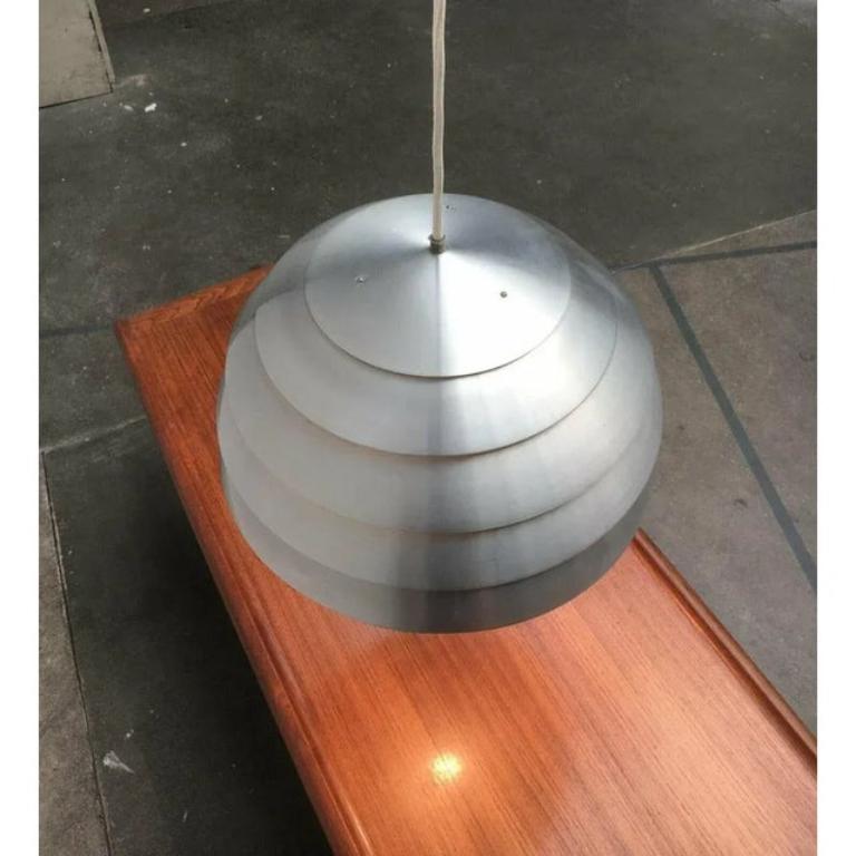 Lámpara colgante Lamellen Dome de Hans-agne Jakobsson, Markaryd según un diseño de Hans-Agne Jakobsson

Las lamas desvían la luz del cuerpo de la luminaria y resaltan así la estructura laminar de la luz. Tienes luz directa hacia abajo y luz