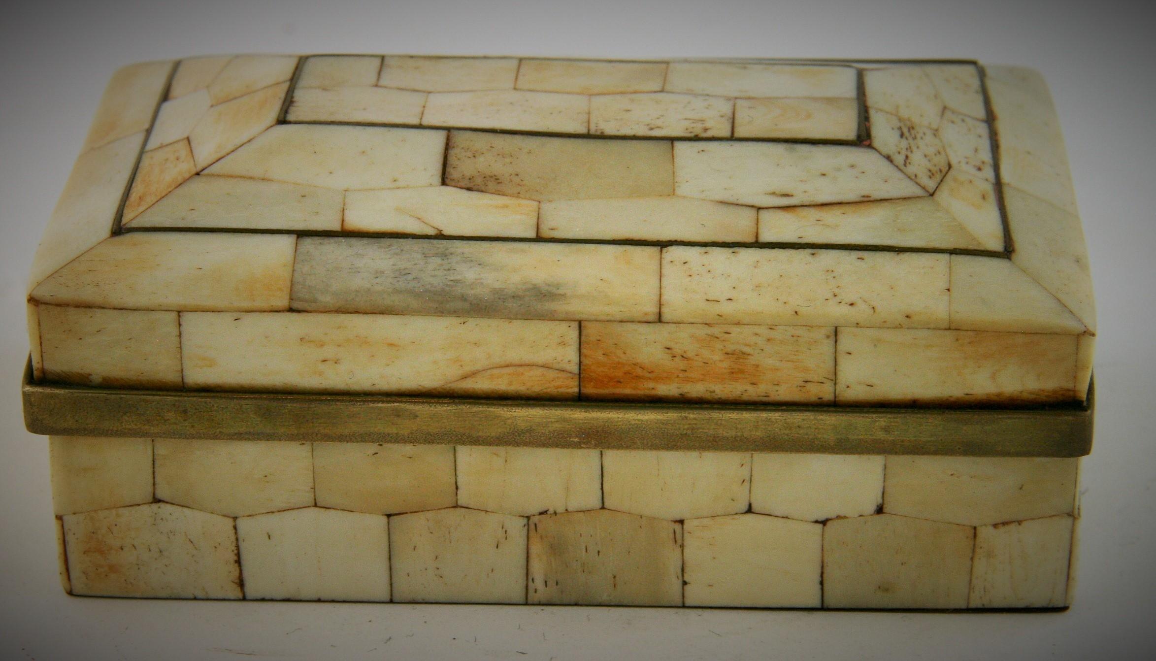 Dekorative Schachtel mit gewölbter Platte aus Stein und Messing mit Mosaik aus der Jahrhundertmitte im Zustand „Gut“ im Angebot in Douglas Manor, NY
