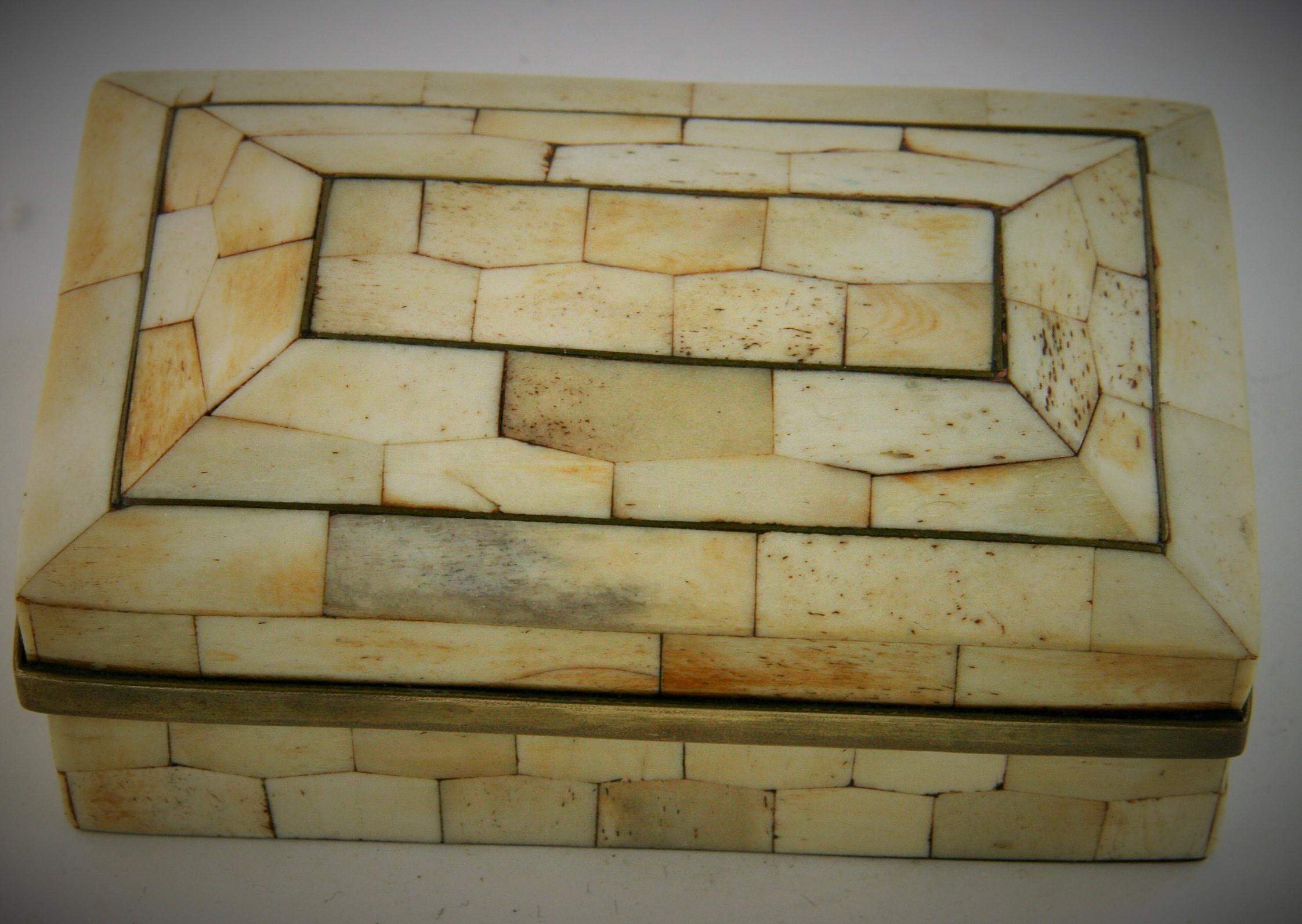 Dekorative Schachtel mit gewölbter Platte aus Stein und Messing mit Mosaik aus der Jahrhundertmitte (Ende des 20. Jahrhunderts) im Angebot
