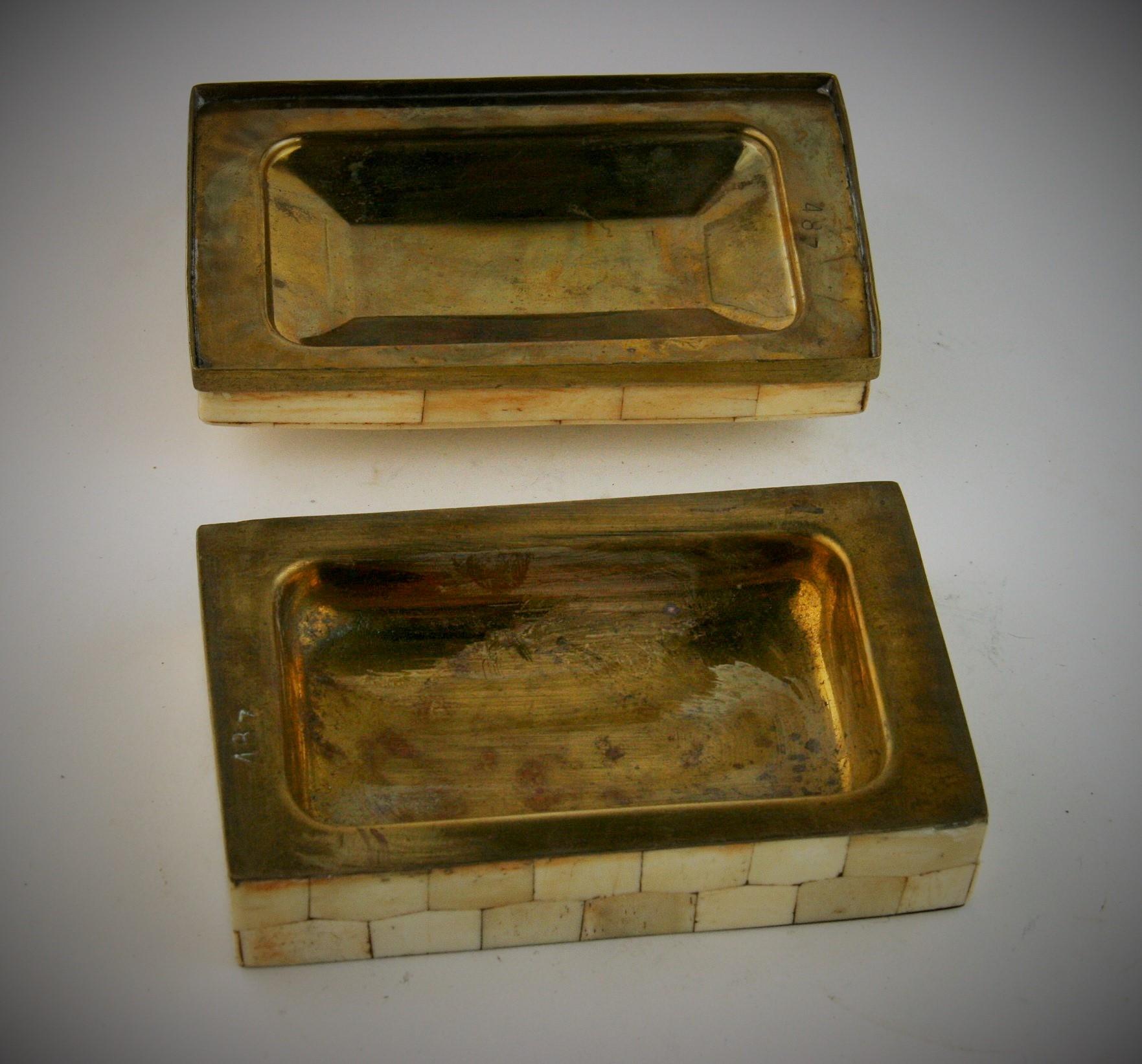Dekorative Schachtel mit gewölbter Platte aus Stein und Messing mit Mosaik aus der Jahrhundertmitte im Angebot 1