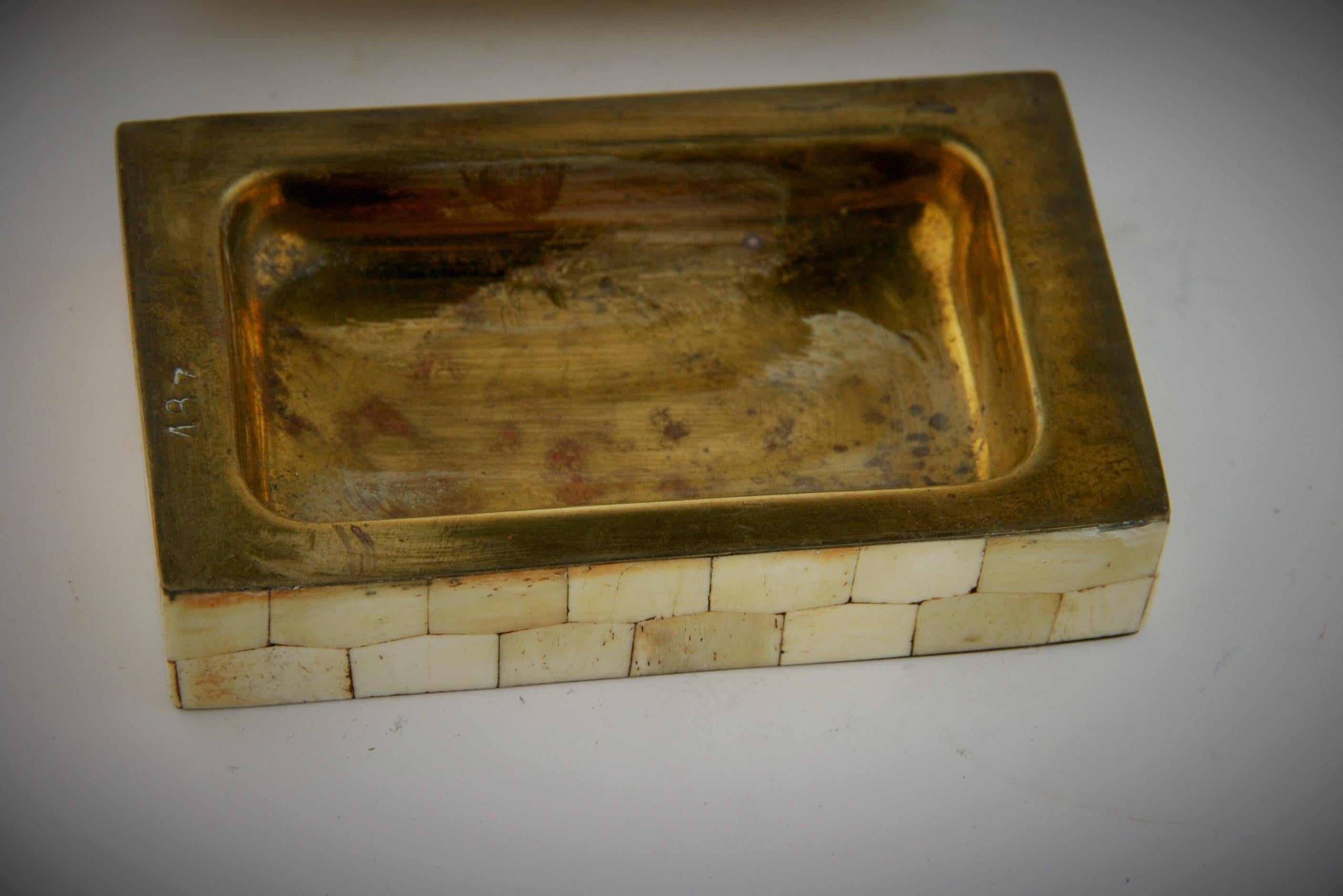 Dekorative Schachtel mit gewölbter Platte aus Stein und Messing mit Mosaik aus der Jahrhundertmitte im Angebot 2