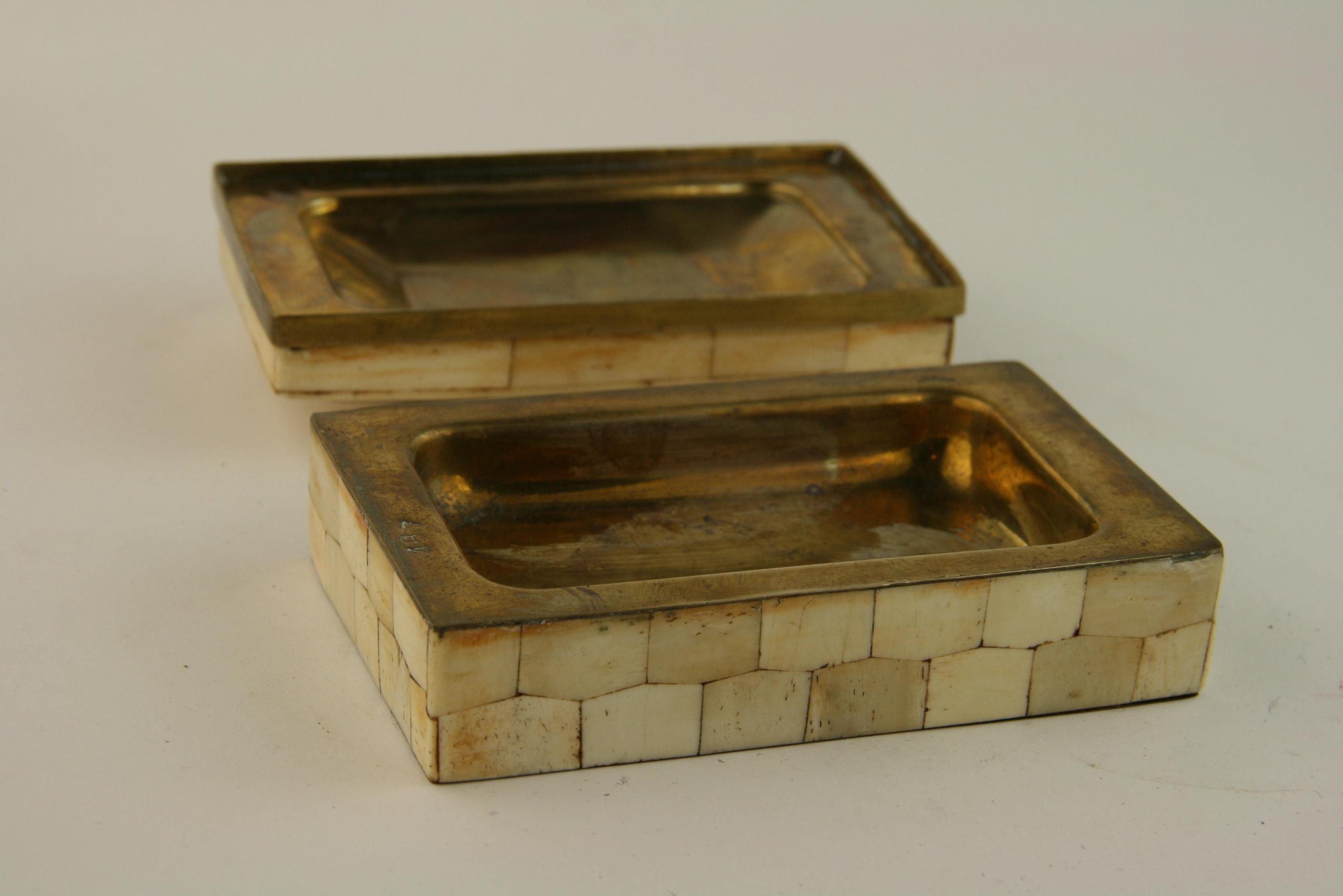 Dekorative Schachtel mit gewölbter Platte aus Stein und Messing mit Mosaik aus der Jahrhundertmitte im Angebot 3