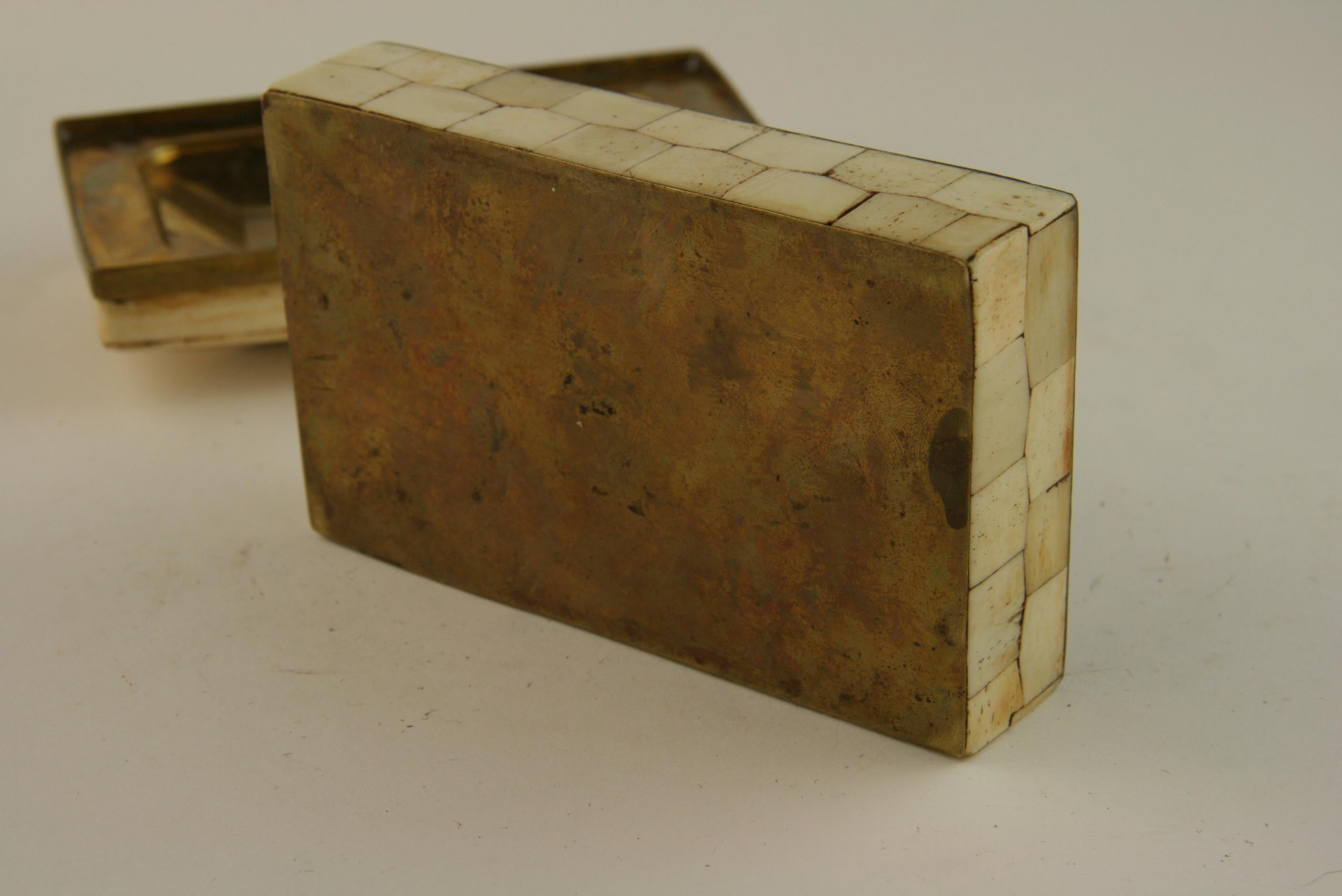 Dekorative Schachtel mit gewölbter Platte aus Stein und Messing mit Mosaik aus der Jahrhundertmitte im Angebot 4