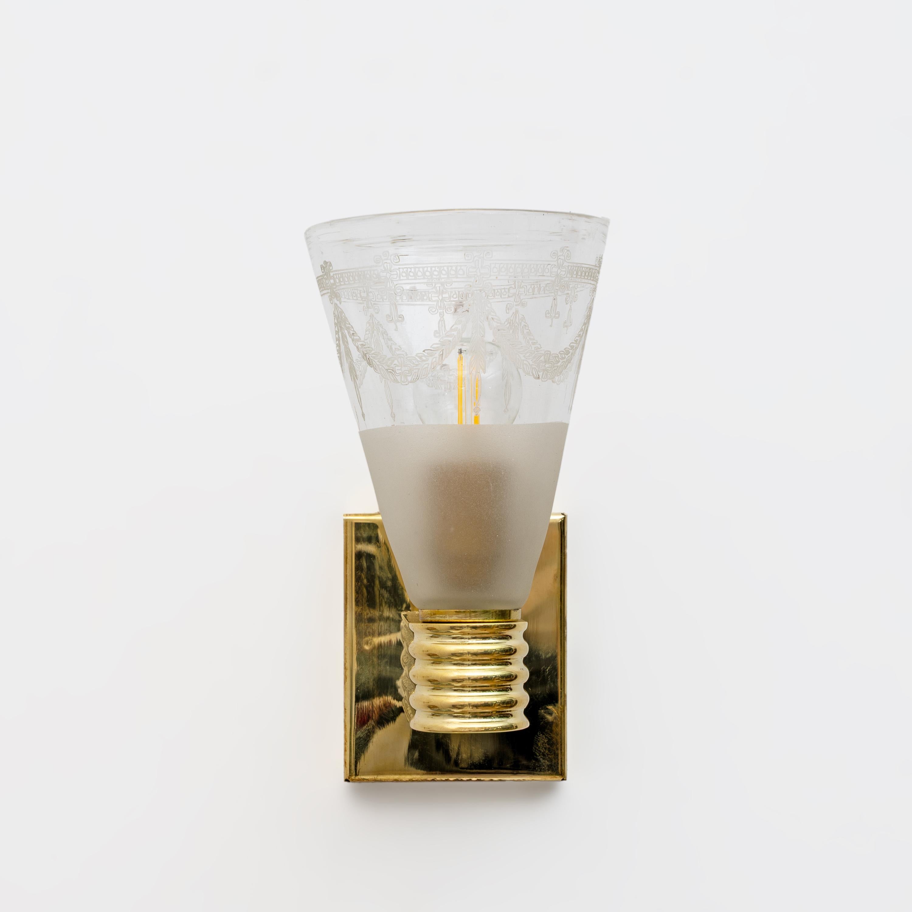 Paire d'appliques en verre de Murano, soufflées, sablées et gravées de motifs de liberté. Elles sont montées sur un élégant support en laiton texturé. Ils sont extrêmement décoratifs et s'adaptent à tous les environnements. Leur lumière est chaude