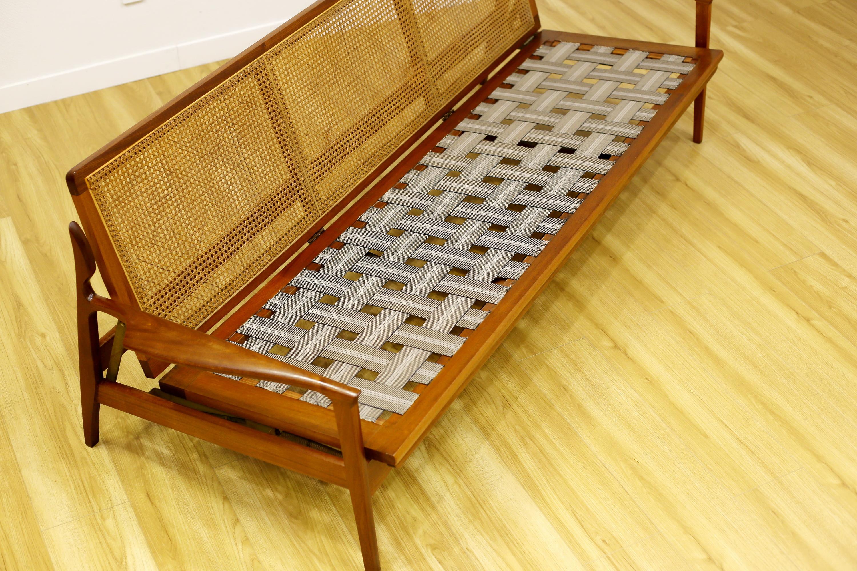 Mid Century Don Daybed 

W 204cm, D 84cm, H 81cm
seat high 45cm
seat deep 52cm
