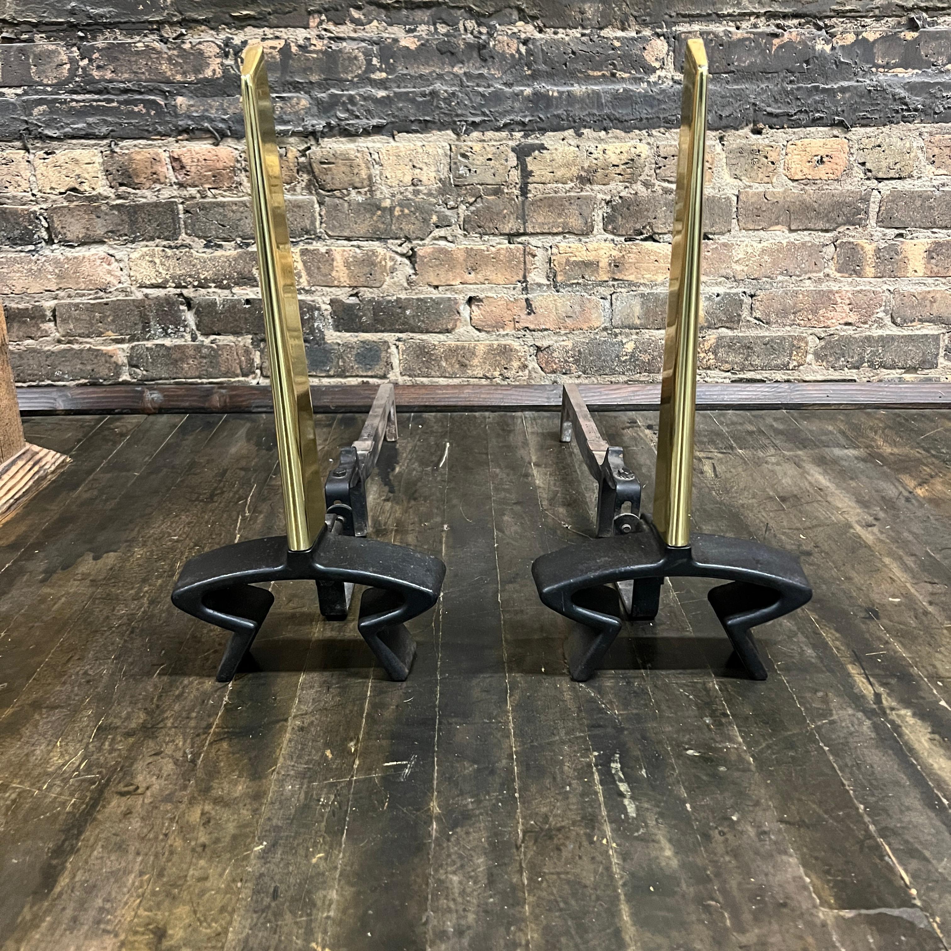 Una splendida coppia di candelabri modernisti del leggendario designer Donald Deskey. Sono state realizzate da Bennett negli Stati Uniti, intorno al 1950. Gli androni sono in ottone lucido con un piede scultoreo amorfo in ferro nero. La loro