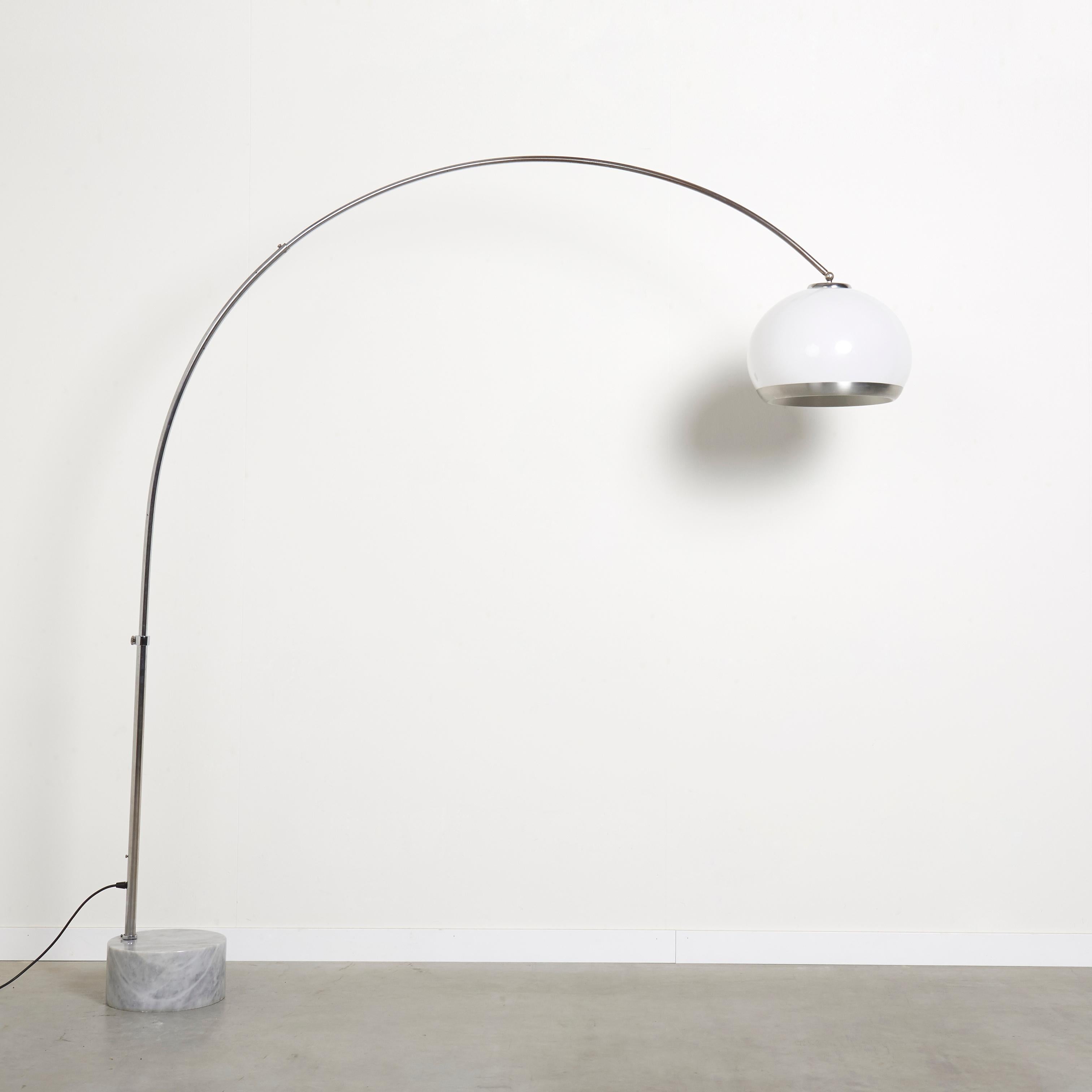 Arc floor lamp by Harvey Guzzini model Dorée, Italy 1960s.
Large chrome arc with acrylic lamp shade and marble base.
2x E14 + 1x E27; double switch.
The lamp is in a very good condition.