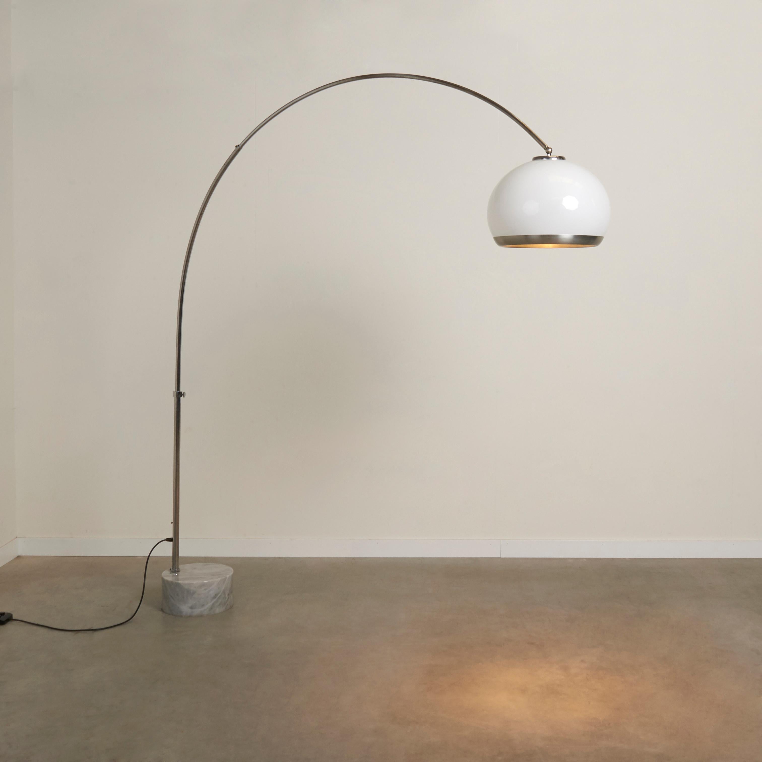 Mid Century Dorée arc floor lamp by Guzzini, Italy 1960s In Good Condition For Sale In GENDT, NL