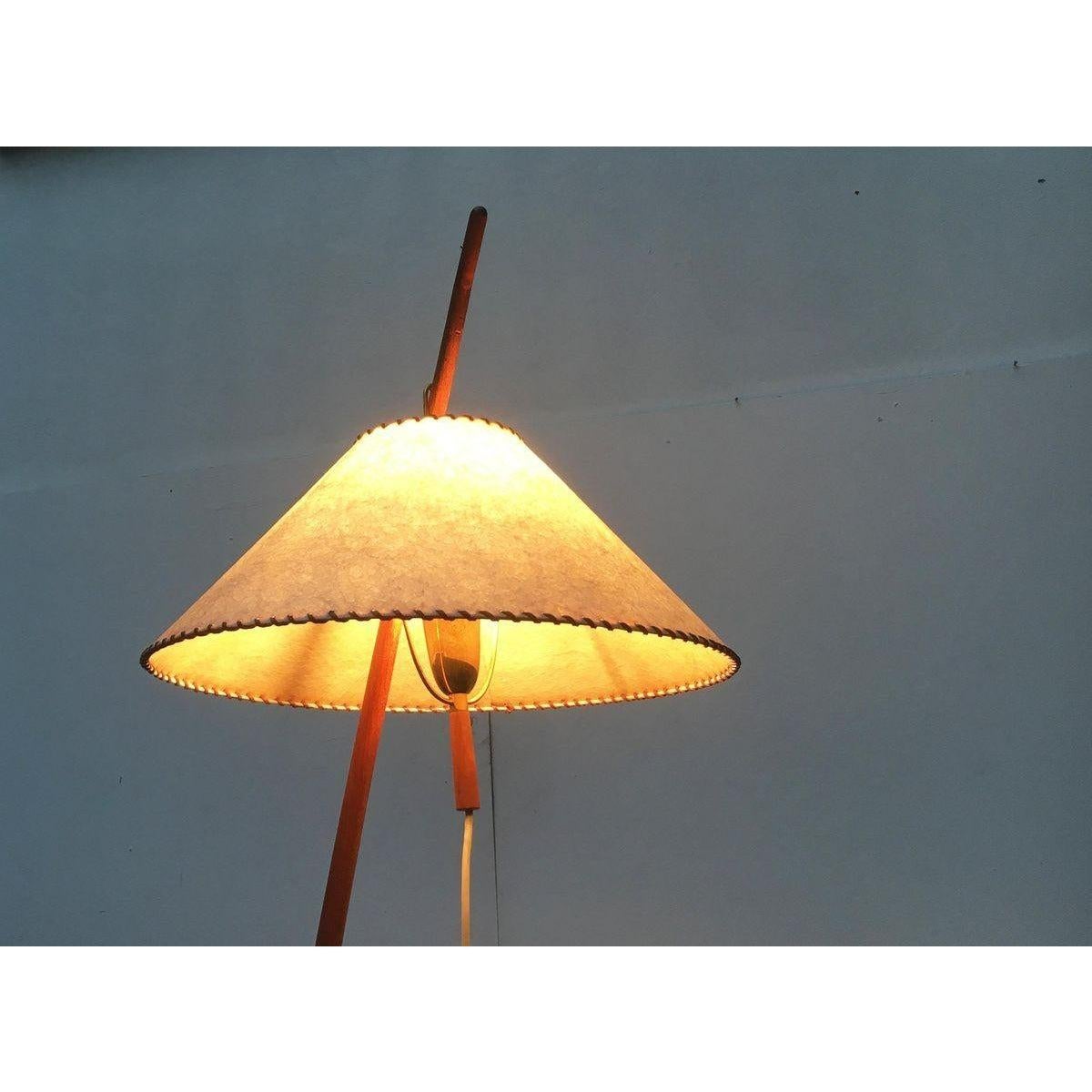 Rara lampada da terra di Kalmar.

Un classico del design che trae la sua eleganza dalla funzionalità del design. La particolarità sta nella disposizione del paralume. L'asta a forma di sciabola perfora lo schermo e passa verso l'alto sporgendo