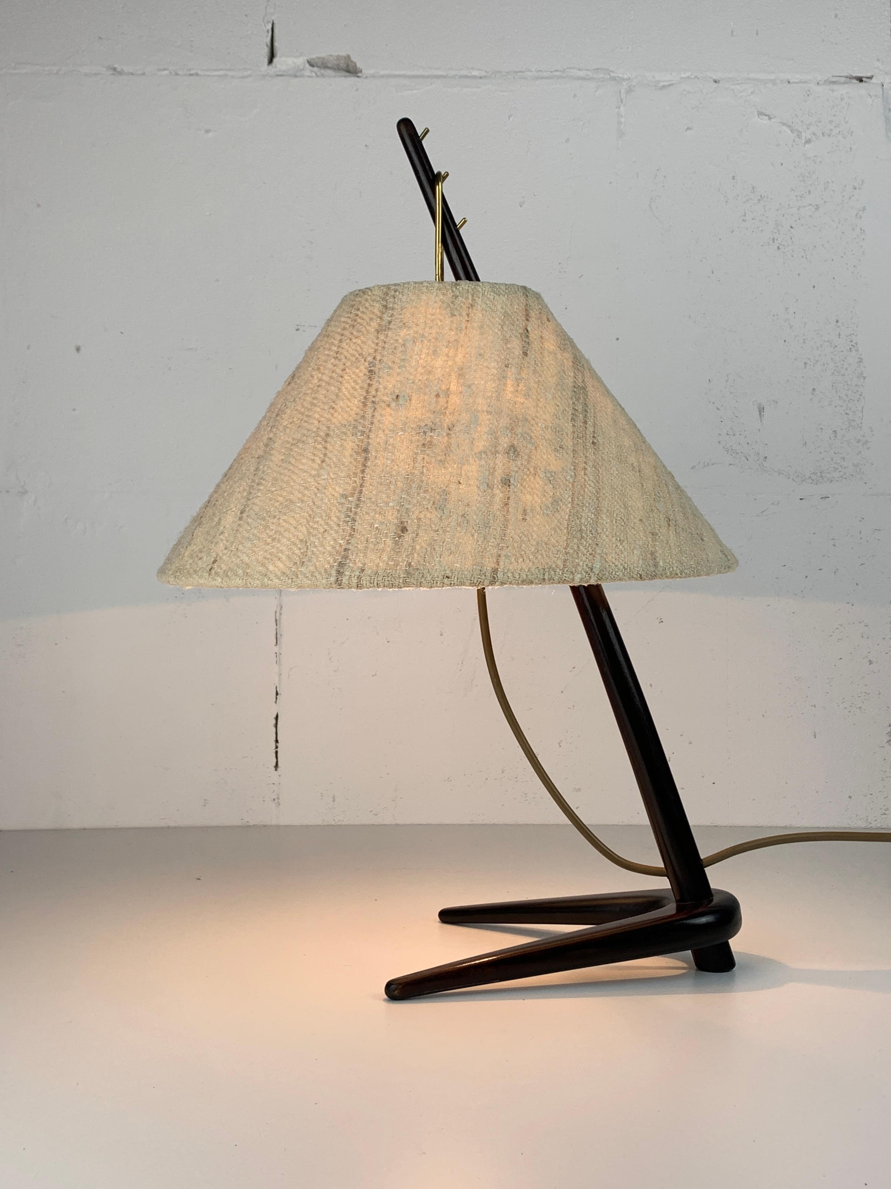Lámpara de mesa extremadamente rara, generalmente atribuida a A. Pöll a finales de los años 40 para Kalmar Werkstatten, pero también hemos visto un par atribuidas a JT Kalmar como diseñador, Viena. Base y varilla de madera dura, teñida de caoba,