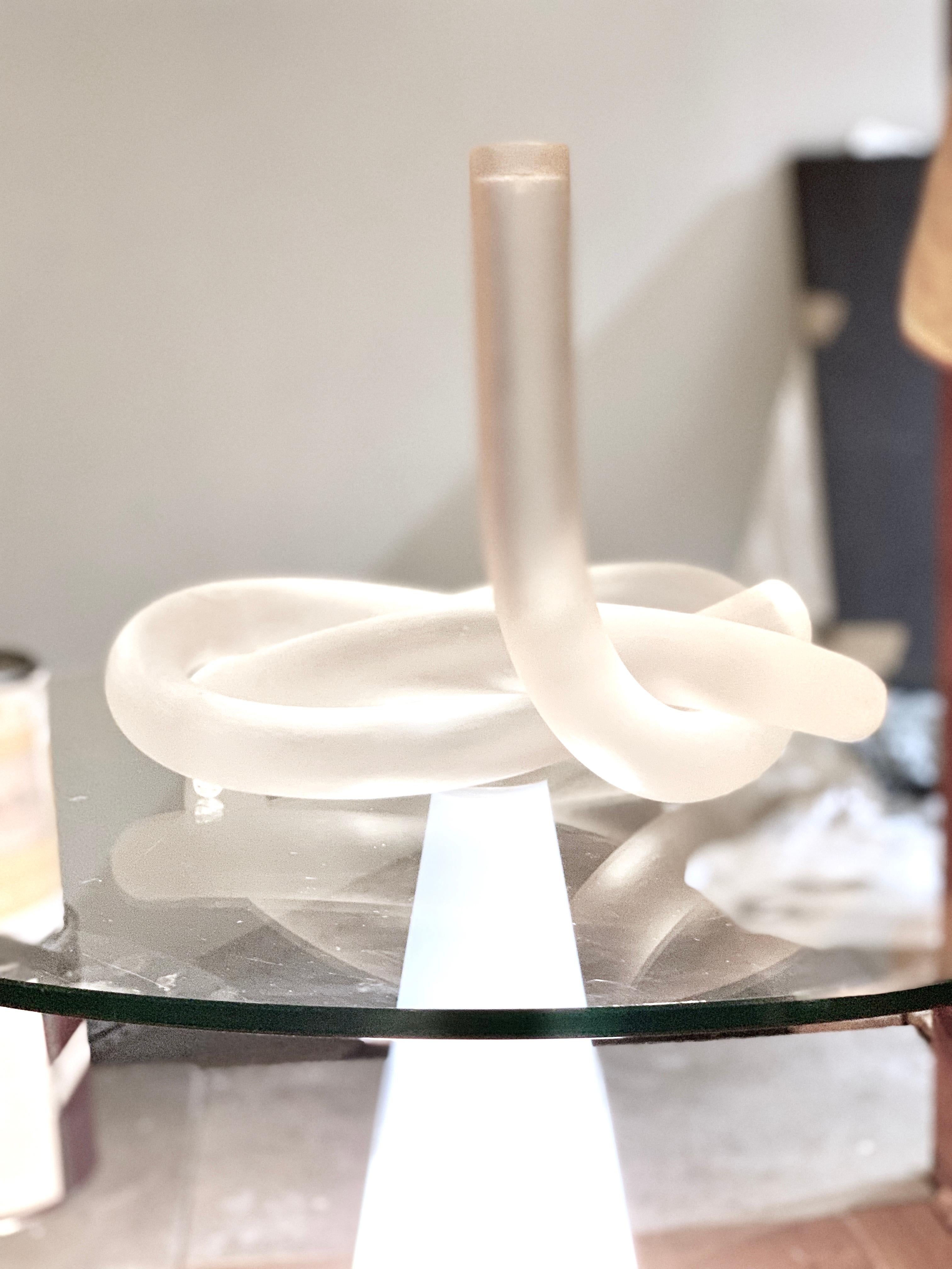 Americano Candelabro Pretzel in lucite smerigliata di metà secolo Dorothy Thorpe 1950 in vendita