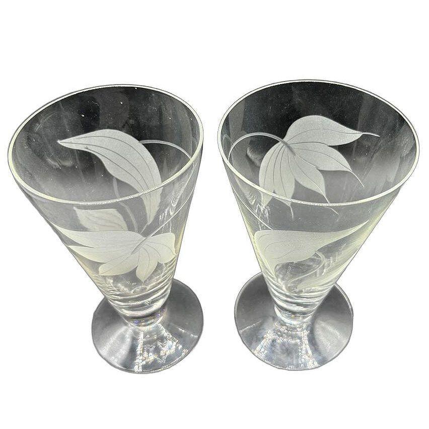 Mid-Century moderno Bicchiere con piede in stile Dorothy Thorpe di metà secolo con gigli tropicali incisi, coppia in vendita