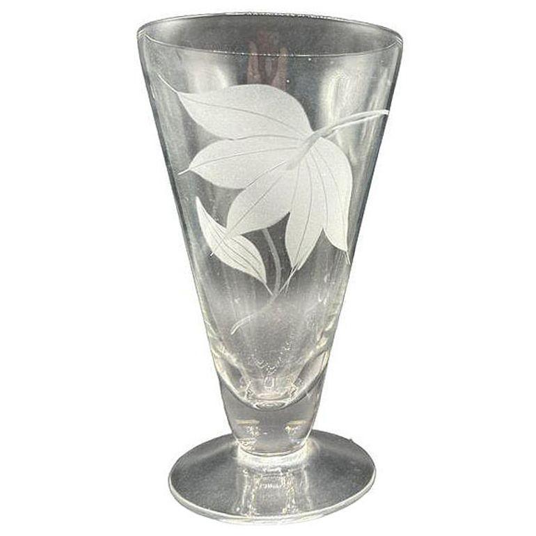 Realizzato con acquaforte Bicchiere con piede in stile Dorothy Thorpe di metà secolo con gigli tropicali incisi, coppia in vendita