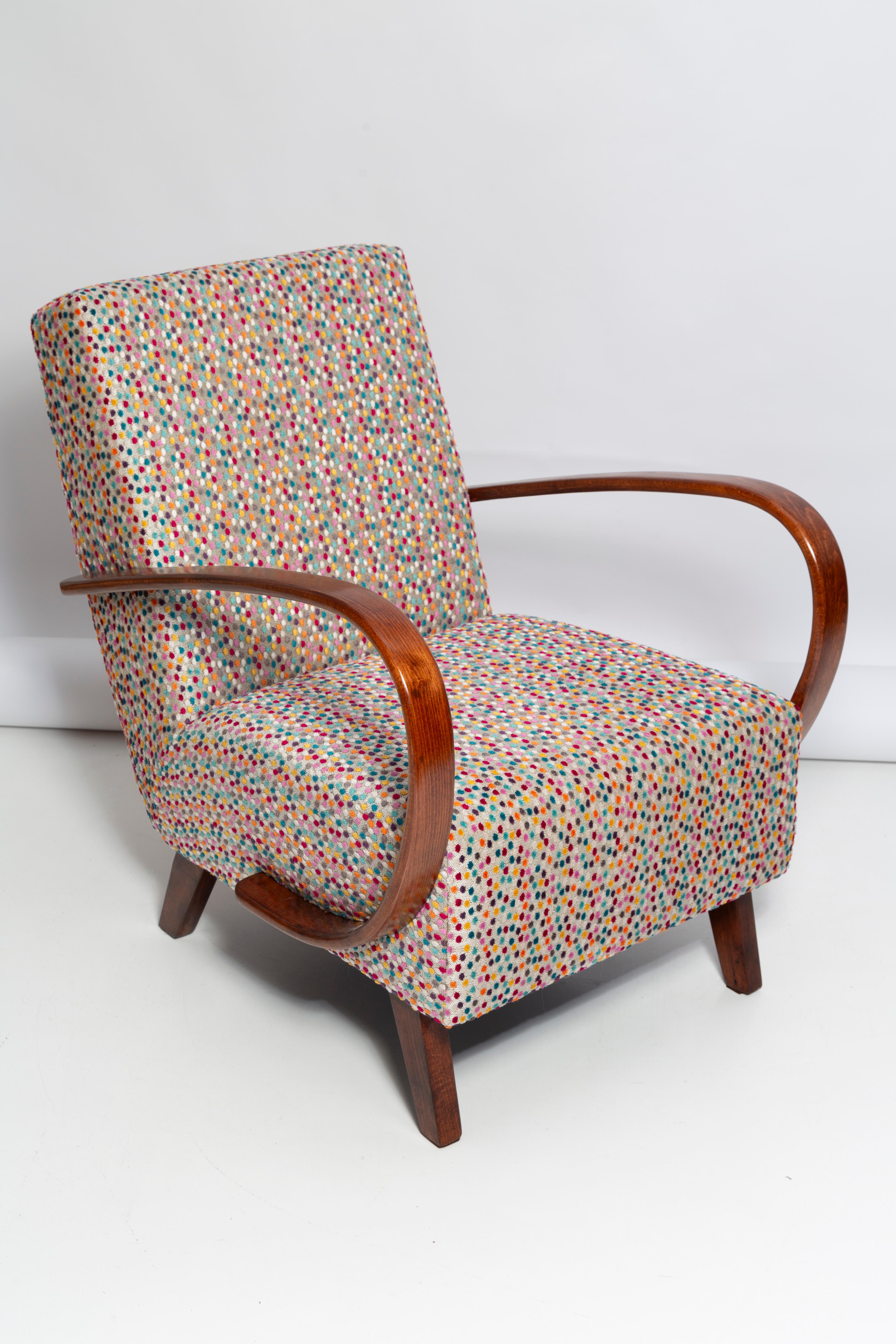 Sehr origineller und klassischer Sessel, hergestellt in der Tschechischen Republik vom Möbeldesigner J. Halabala. Die auffällige Silhouette und das bequeme Design aus den 1950er Jahren haben einen bleibenden Reiz. Ein tief gepolsterter Sitz auf