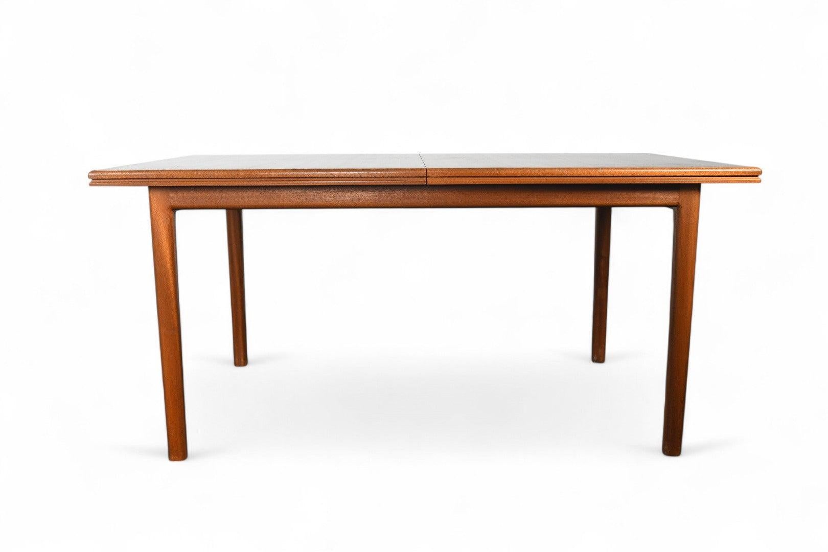 Herkunft: Schottland
Designer: Val Rossi
Hersteller: A.H. McIntosh
Epoche: 1960er Jahre
MATERIALIEN: Teakholz, Afromosia
Abmessungen: 63