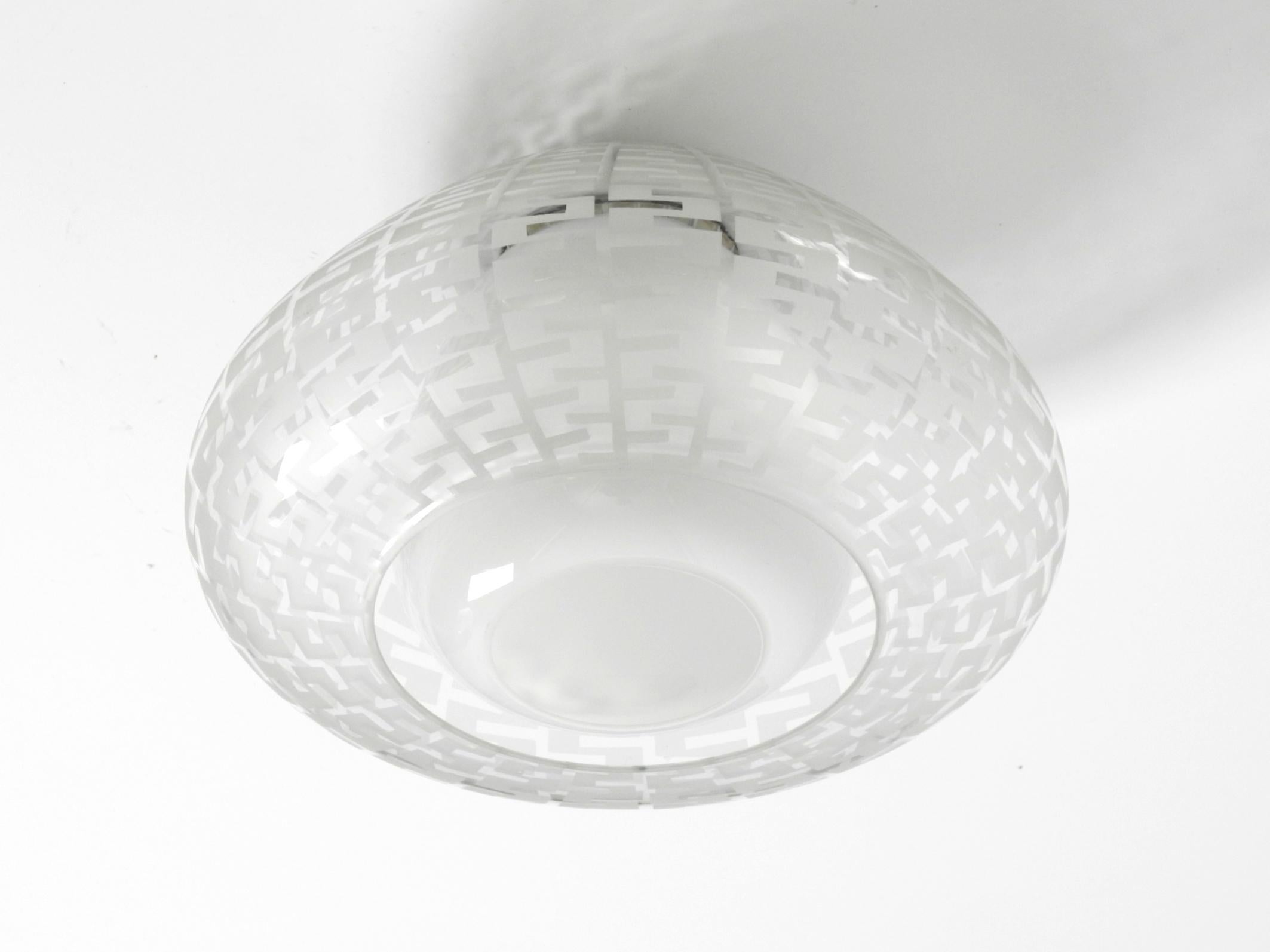 Bellissima lampada da soffitto a doppio vetro di grandi dimensioni del Mid Century.
Design di Wilhelm Wagenfeld per Peill & Putzler.  Modello 