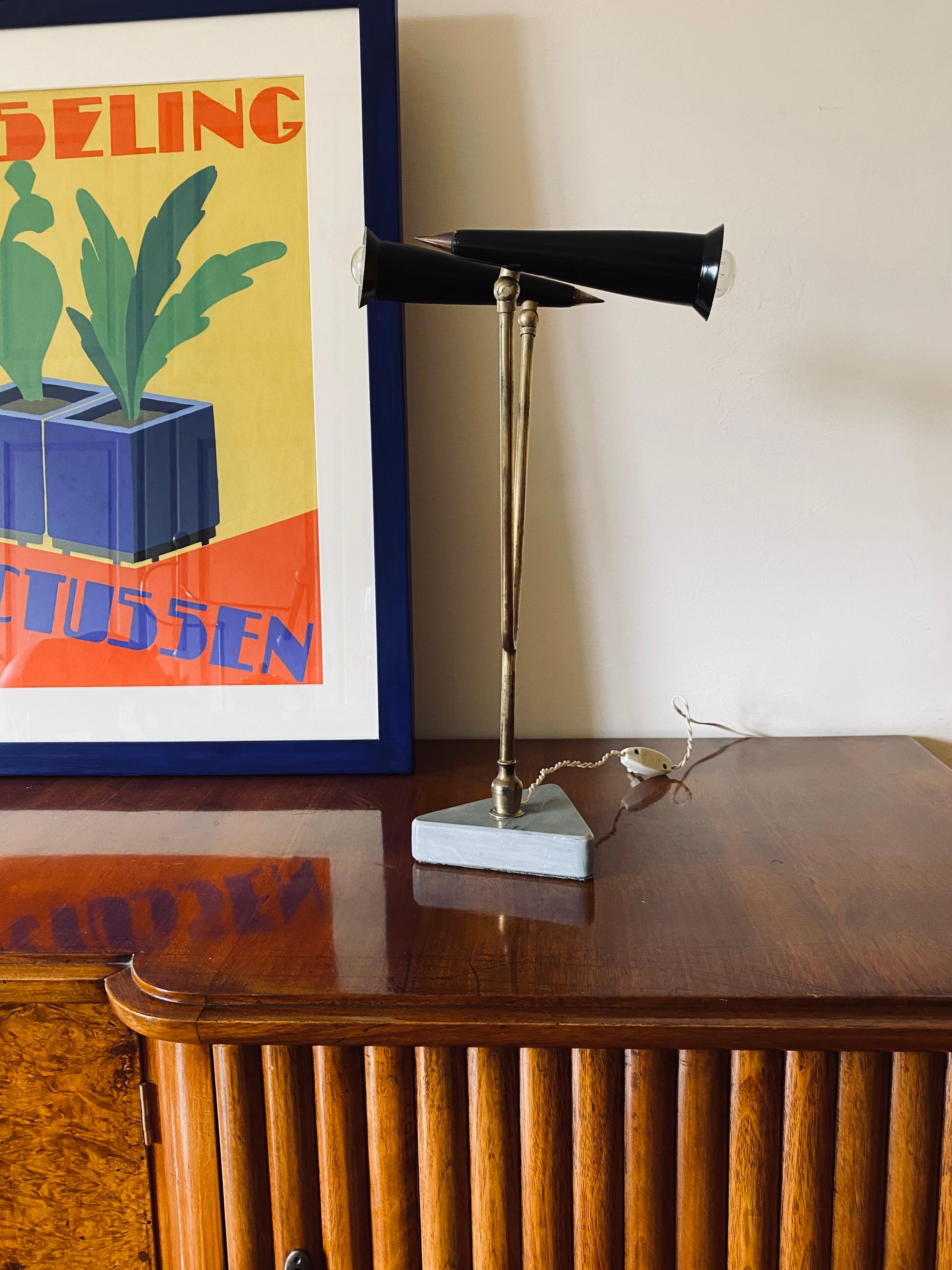 Lampe de table du milieu du siècle

Italie, années 1960

Base triangulaire en marbre gris, laiton, métal laqué

H 47 cm 

Diamètre 25 cm

État : excellent, conforme à l'âge et à l'usage, en conditions de travail. 