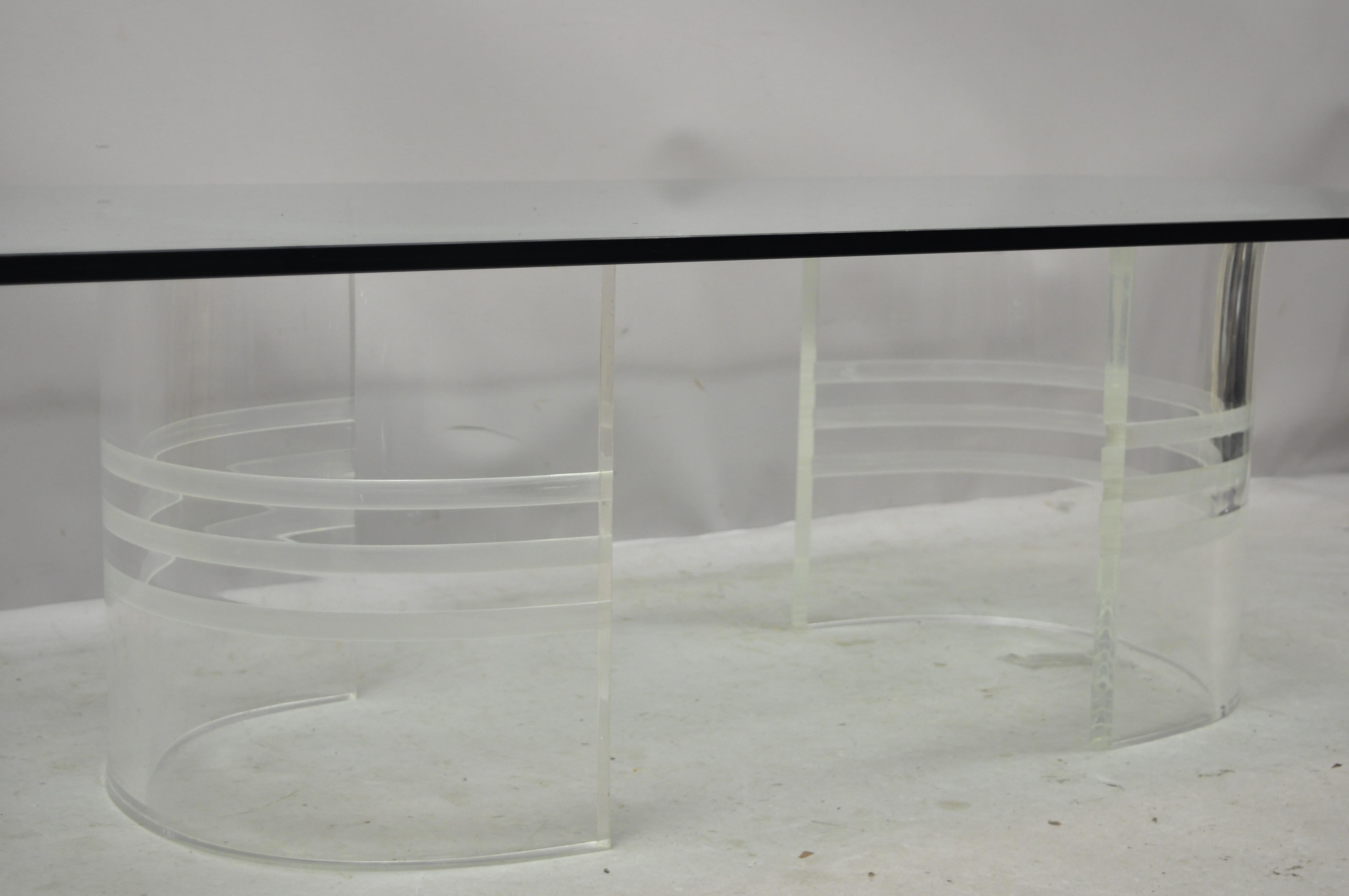Table basse rectangulaire en verre du milieu du siècle dernier à double piédestal et base incurvée en lucite en vente 3