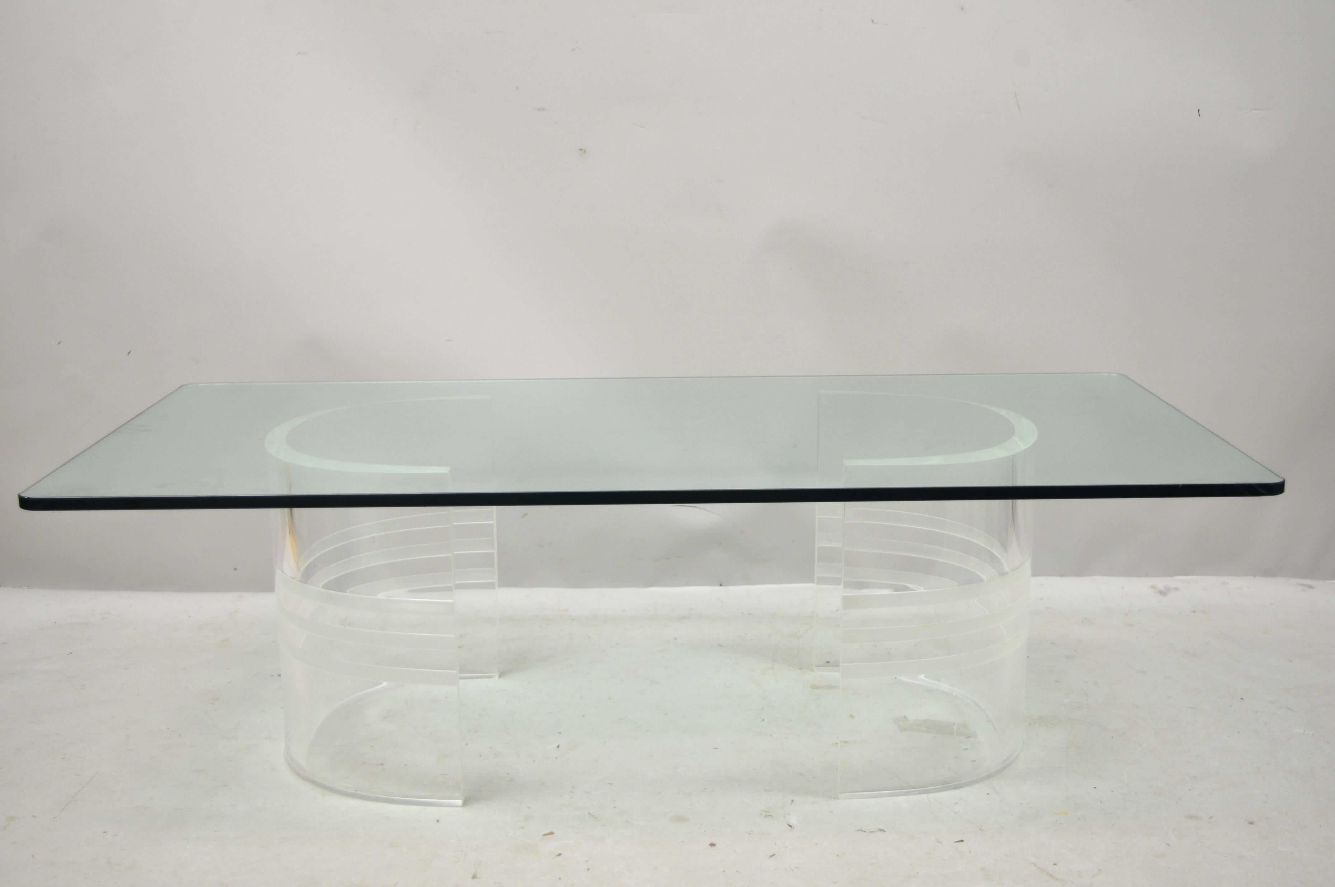 Table basse rectangulaire en verre du milieu du siècle dernier à double piédestal et base incurvée en lucite en vente 5