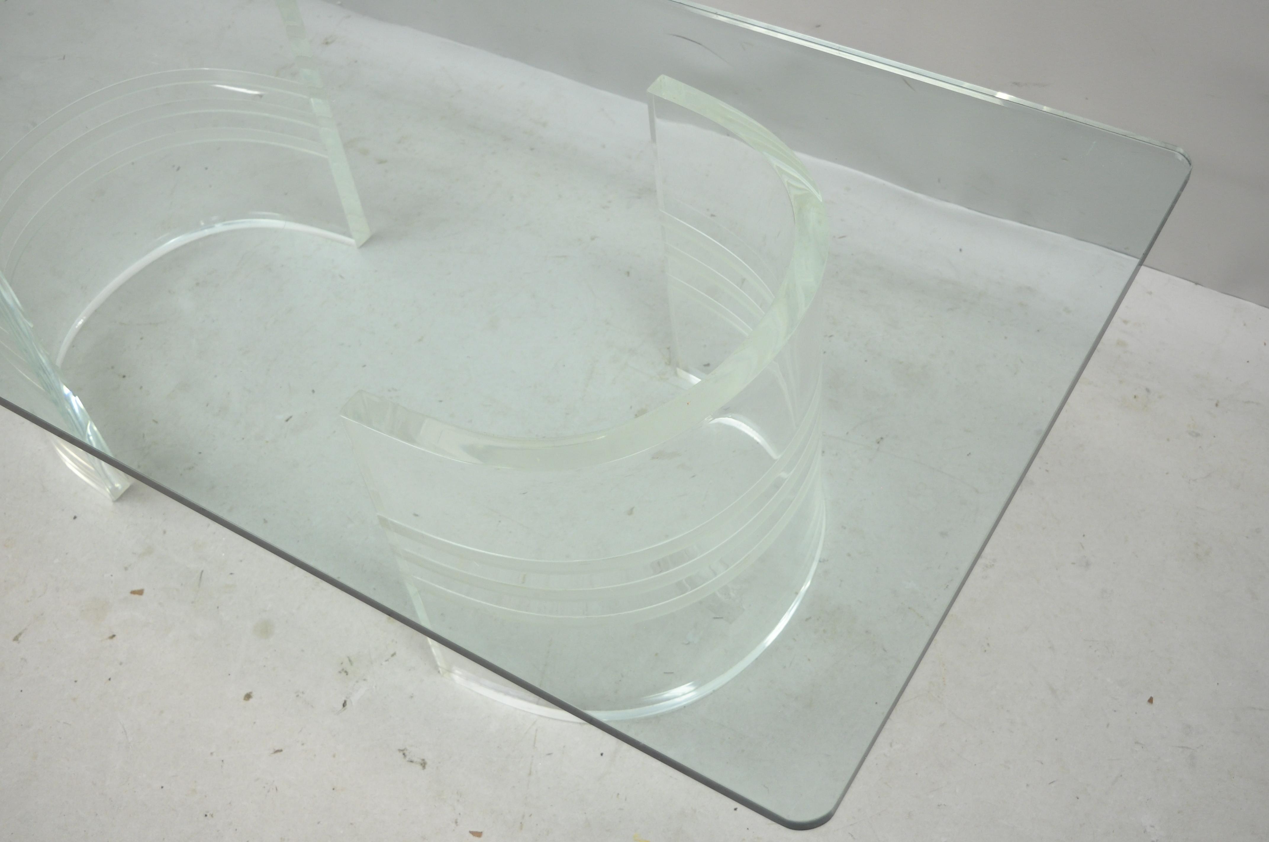 Table basse rectangulaire en verre du milieu du siècle dernier à double piédestal et base incurvée en lucite en vente 1