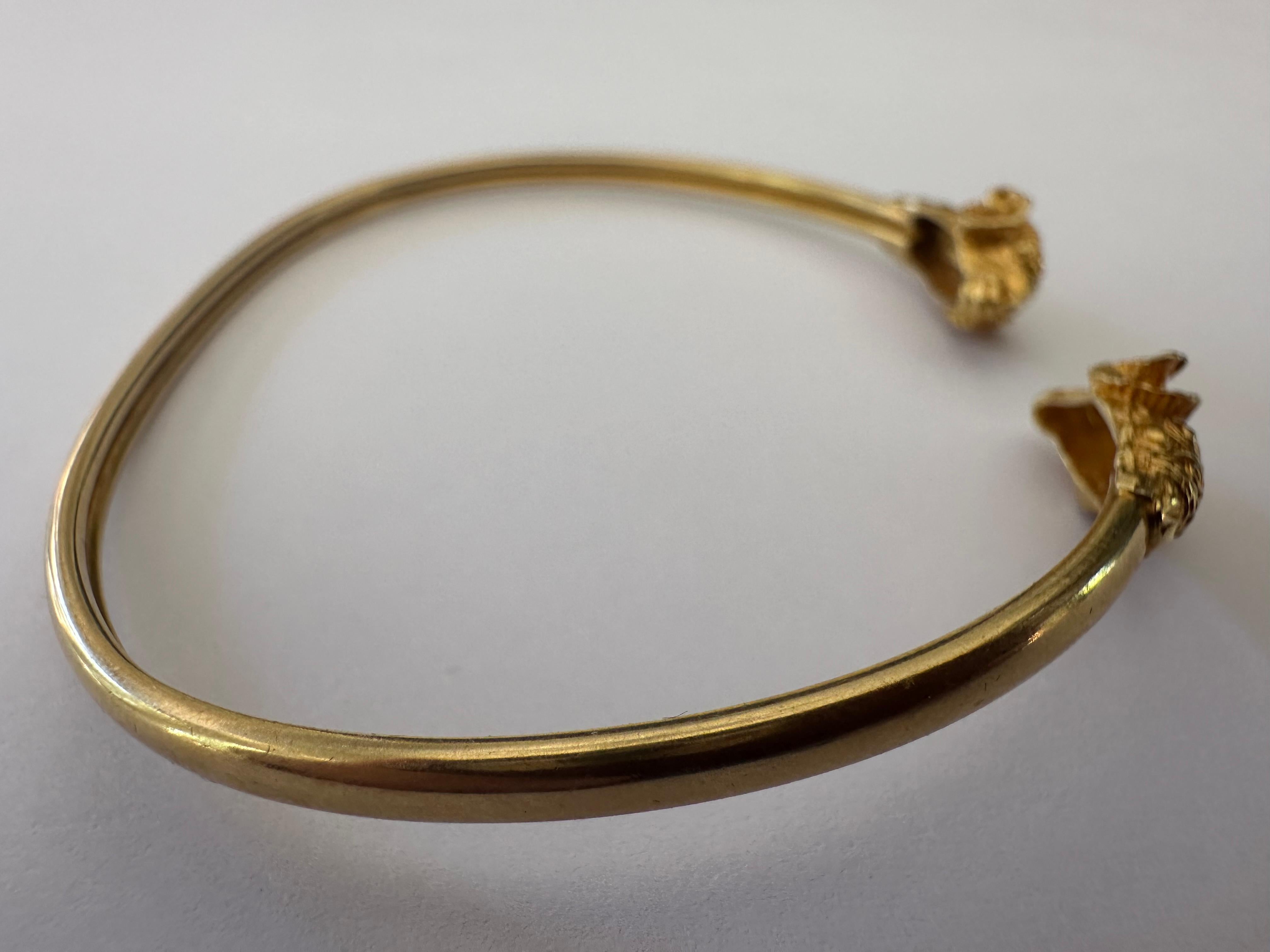 Rétro Bangle flessibile in oro con doppia testa di ariete di metà secolo in vendita